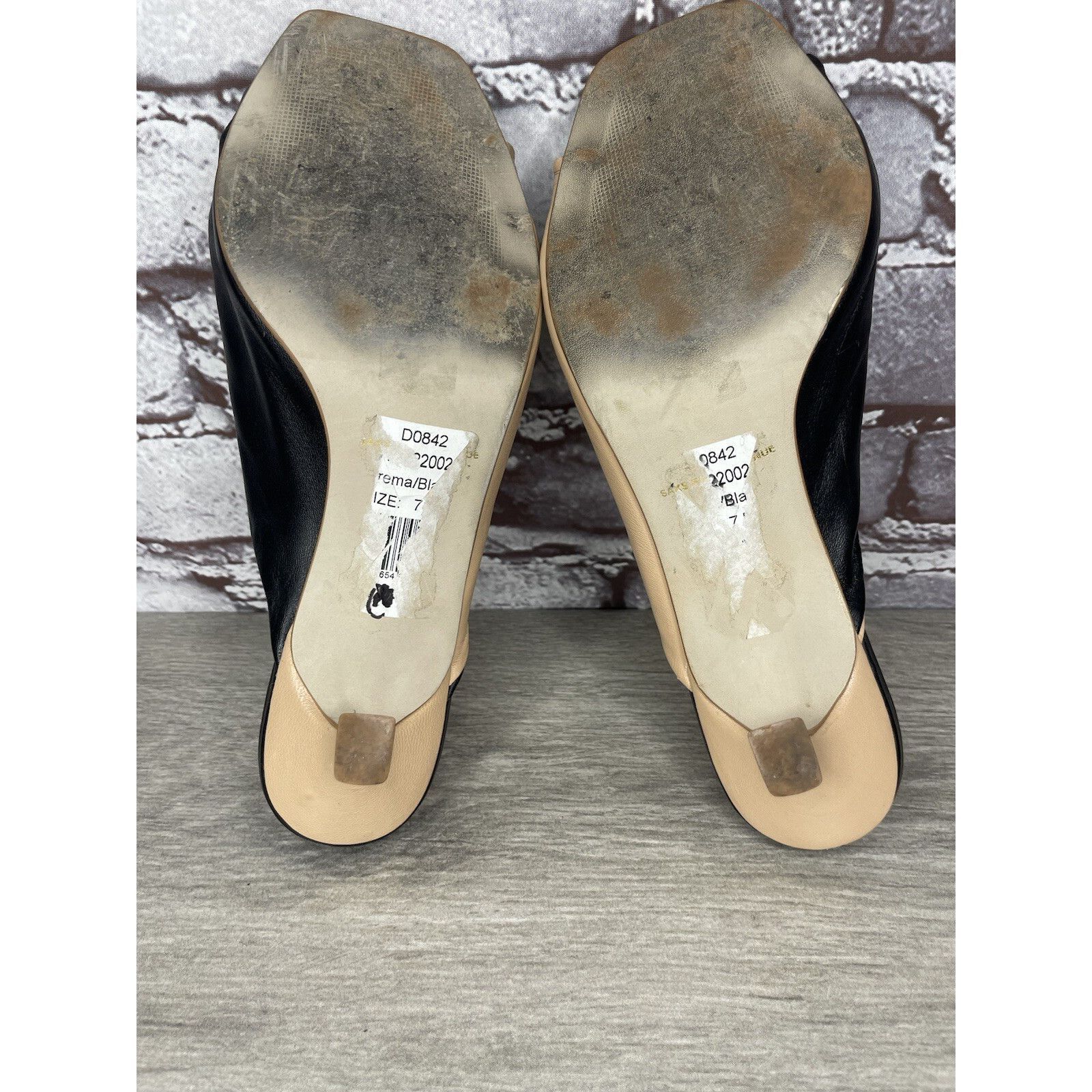 Saks Fifth Avenue Saks Fifth Avenue Tan Black Leather Bow Mule Heels Shoes Wom Size US 7.5 / IT 37.5 - 17 Thumbnail