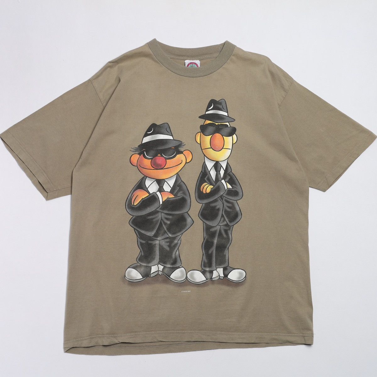 Vintage Sesame Street Vintage 1997 Tee CTW Ernie Bert Men in Black Size US XL / EU 56 / 4 - 1 Thumbnail