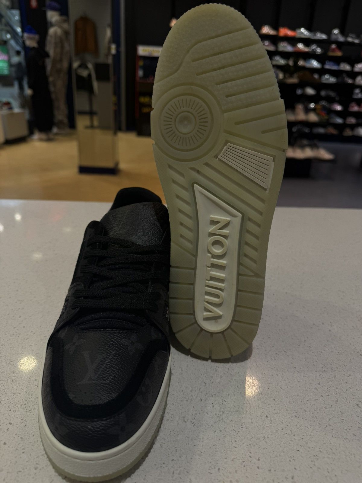 Louis Vuitton Size 6UK/7US - Louis Vuitton Trainer Low Top Black Size US 6 / EU 39 - 7 Thumbnail