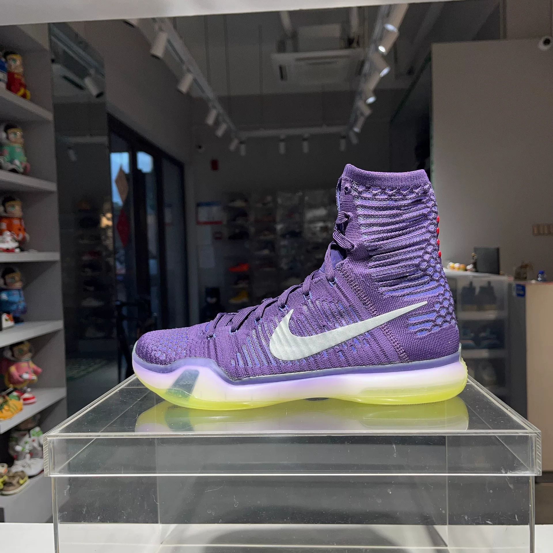 Nike Nike Purple Lowtop Sneakers 9.5 Men Size US 9.5 / EU 42-43 - 1 Thumbnail