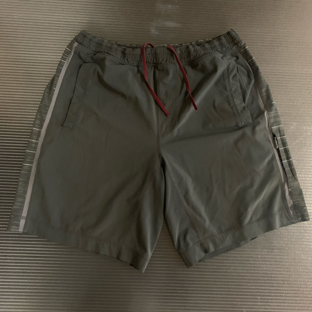 Lululemon Lululemon grey pace breaker lined 9” shorts XL Size US 38 / EU 54 - 1 Thumbnail