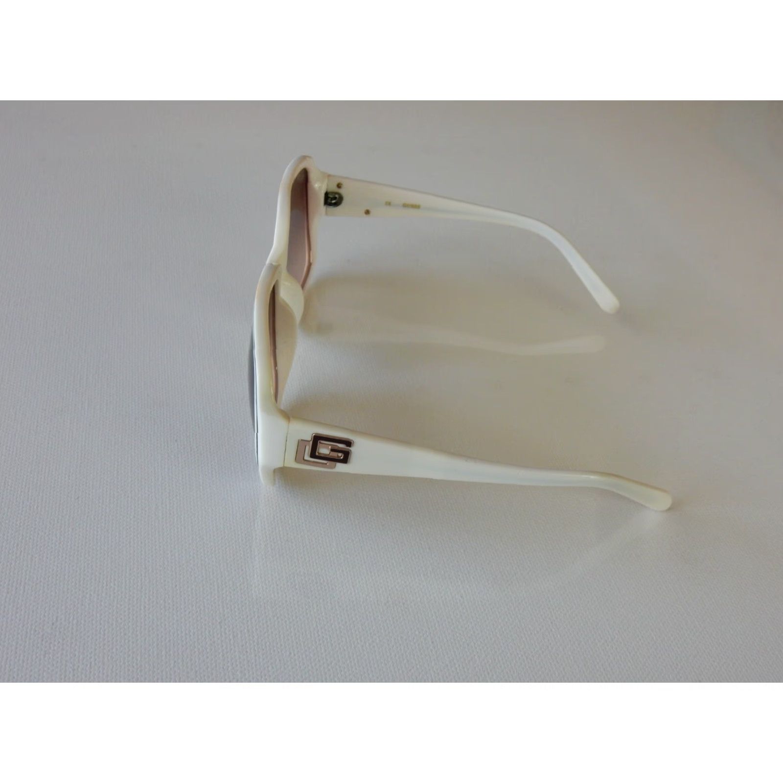 Guess VINTAGE GUESS Women's Sunglasses White 60mm 17mm 135mm Eyewear Accessories Size ONE SIZE - 3 Thumbnail