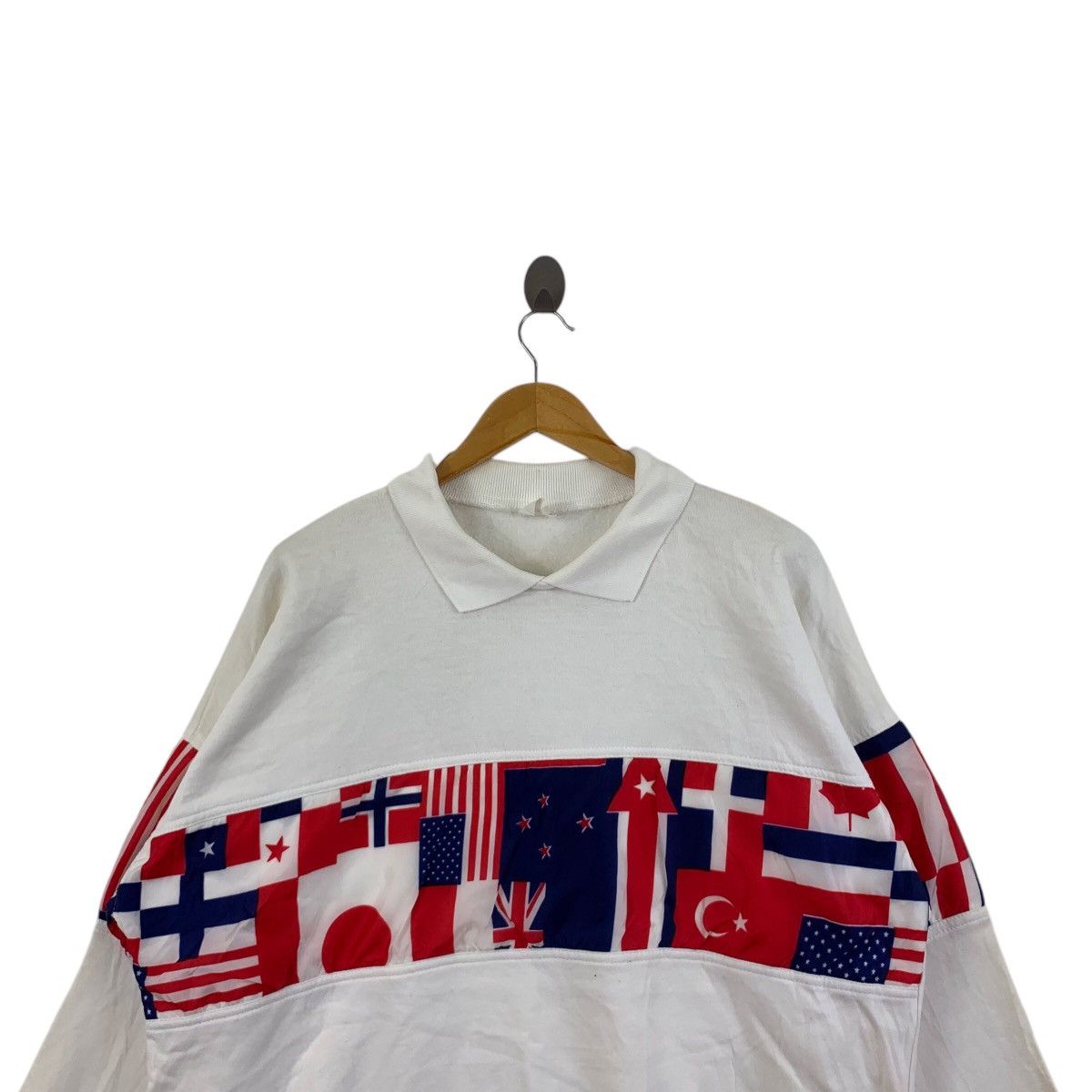 Vintage Vintage 80s MULTI NATION FLAG Print Collar White Sweatshirt Size US XL / EU 56 / 4 - 2 Thumbnail