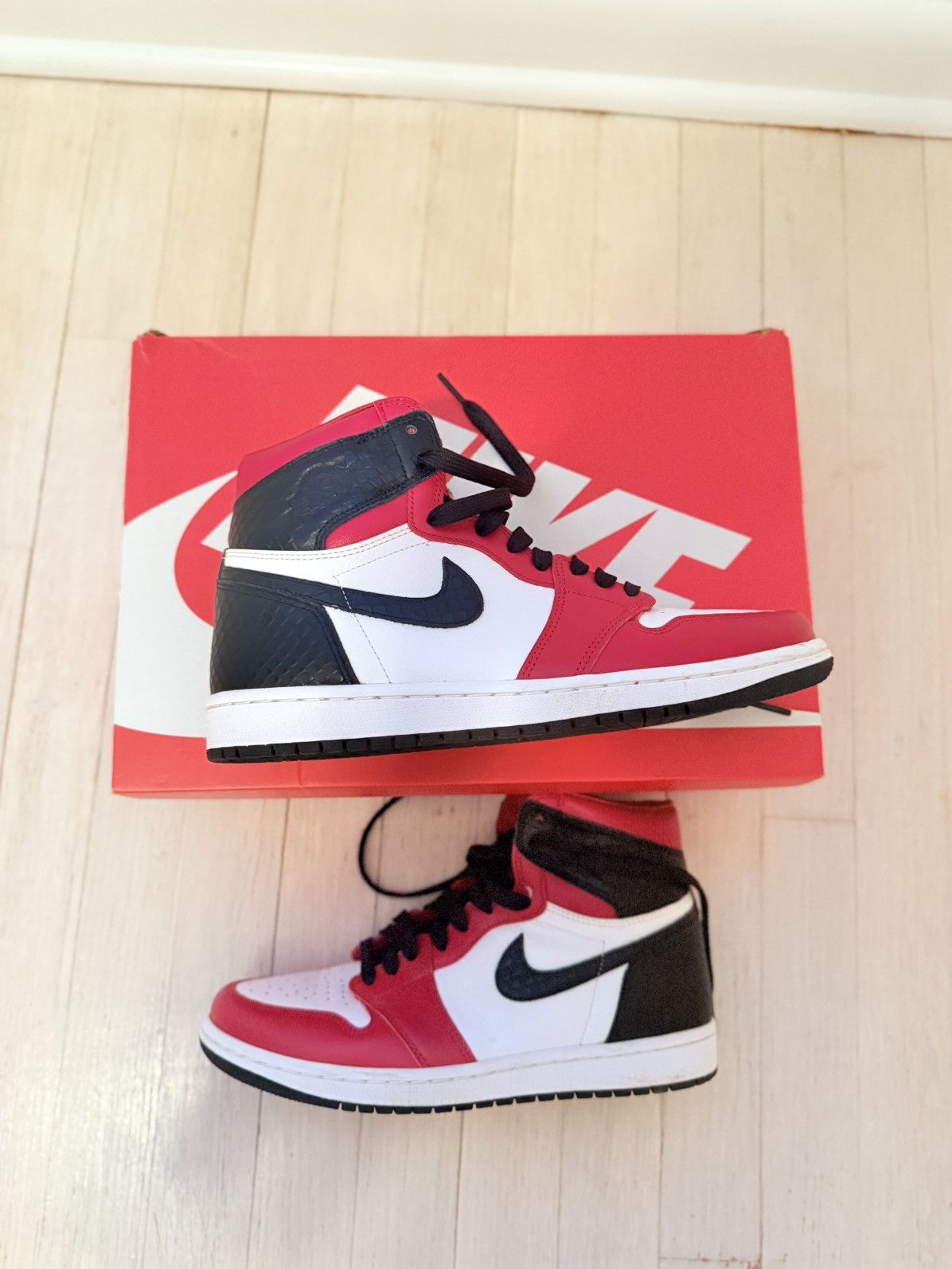 Jordan Brand Jordan 1 Retro High Satin Snake Chicago Size US 10 / IT 40 - 1 Thumbnail