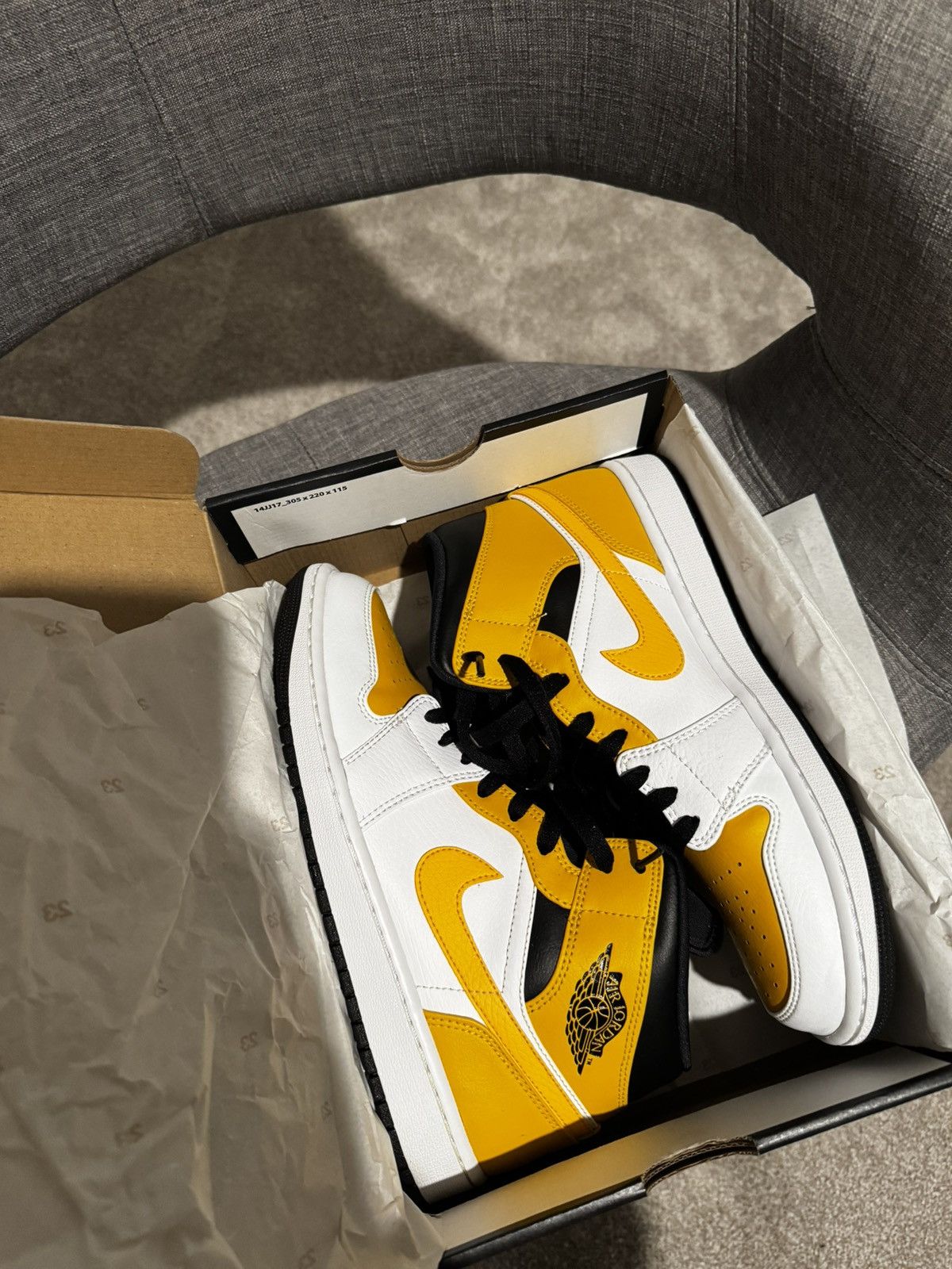 Jordan Brand Air Jordan 1 Mid Size US 9 / EU 42 - 10 Thumbnail