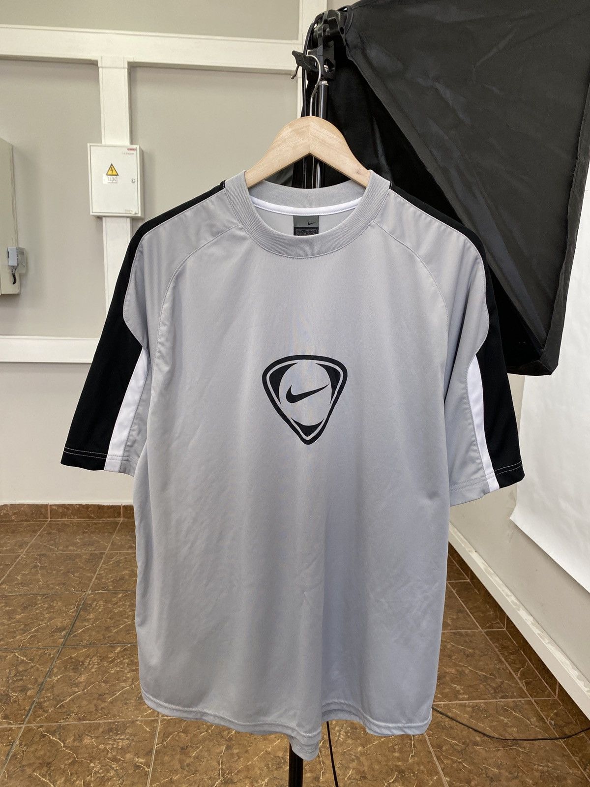Nike 🇺🇸 Vintage 90s Nike Total Ninety Center Swoosh Retro T-Shirt Size US L / EU 52-54 / 3 - 1 Thumbnail