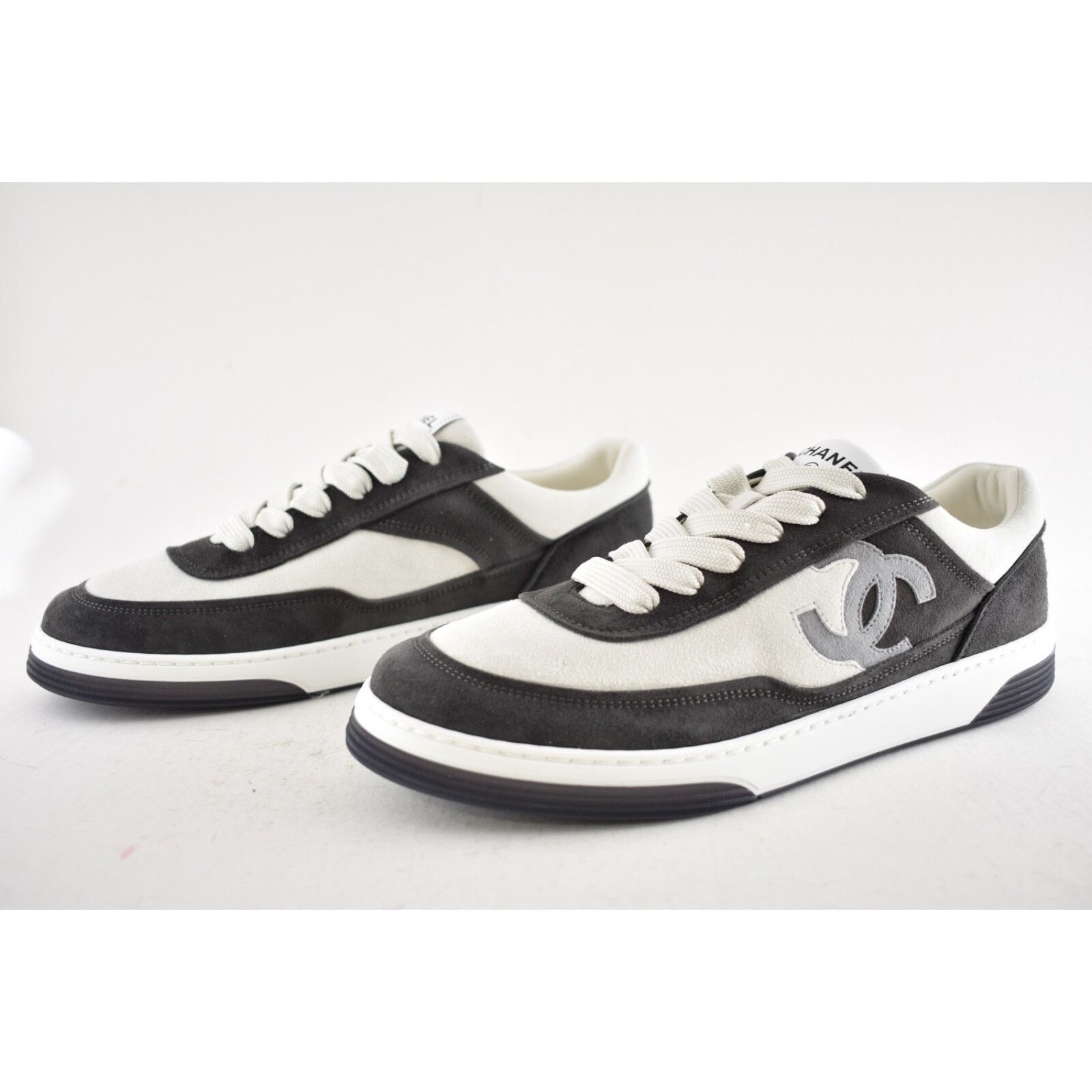 Chanel Chanel Suede White CC Logo Lace Up Runner Sneaker 38 Size US 8 / IT 38 - 11 Thumbnail