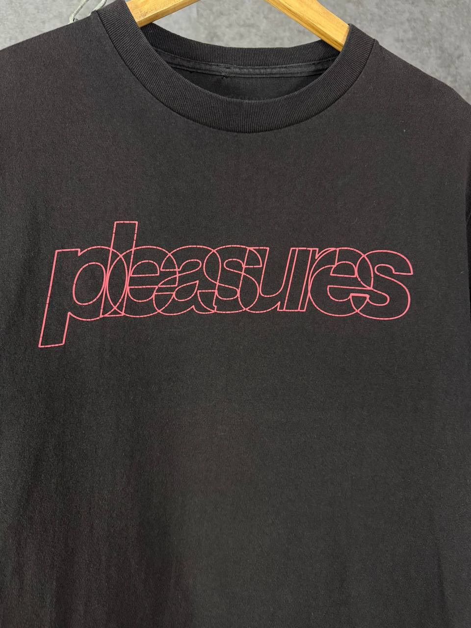 Pleasures Pleasures designer center logo tee Size US S / EU 44-46 / 1 - 3 Thumbnail