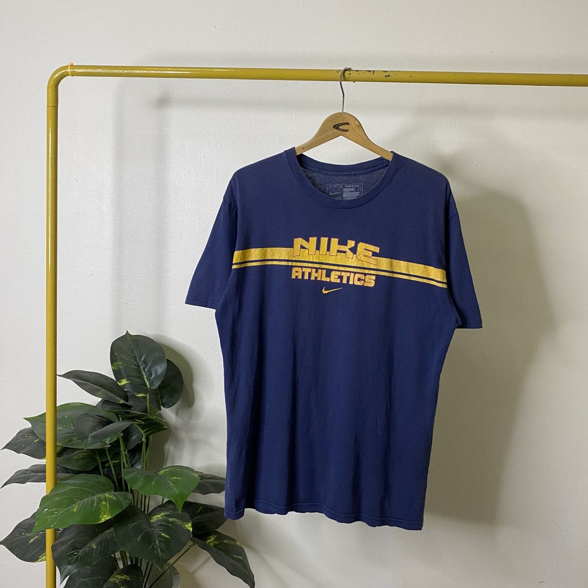 Nike 2000s Nike Athletics Embroidered Center Swoosh T Shirt Size US L / EU 52-54 / 3 - 1 Thumbnail