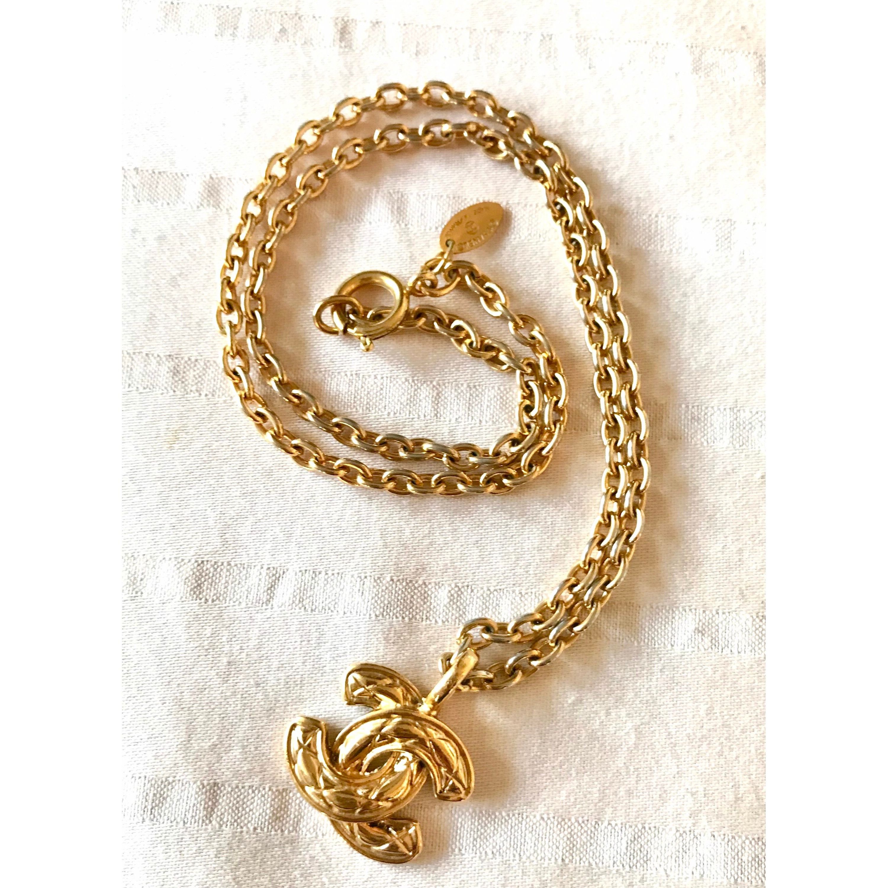 Vintage CHANEL classic chain necklace with mini matelasse CC