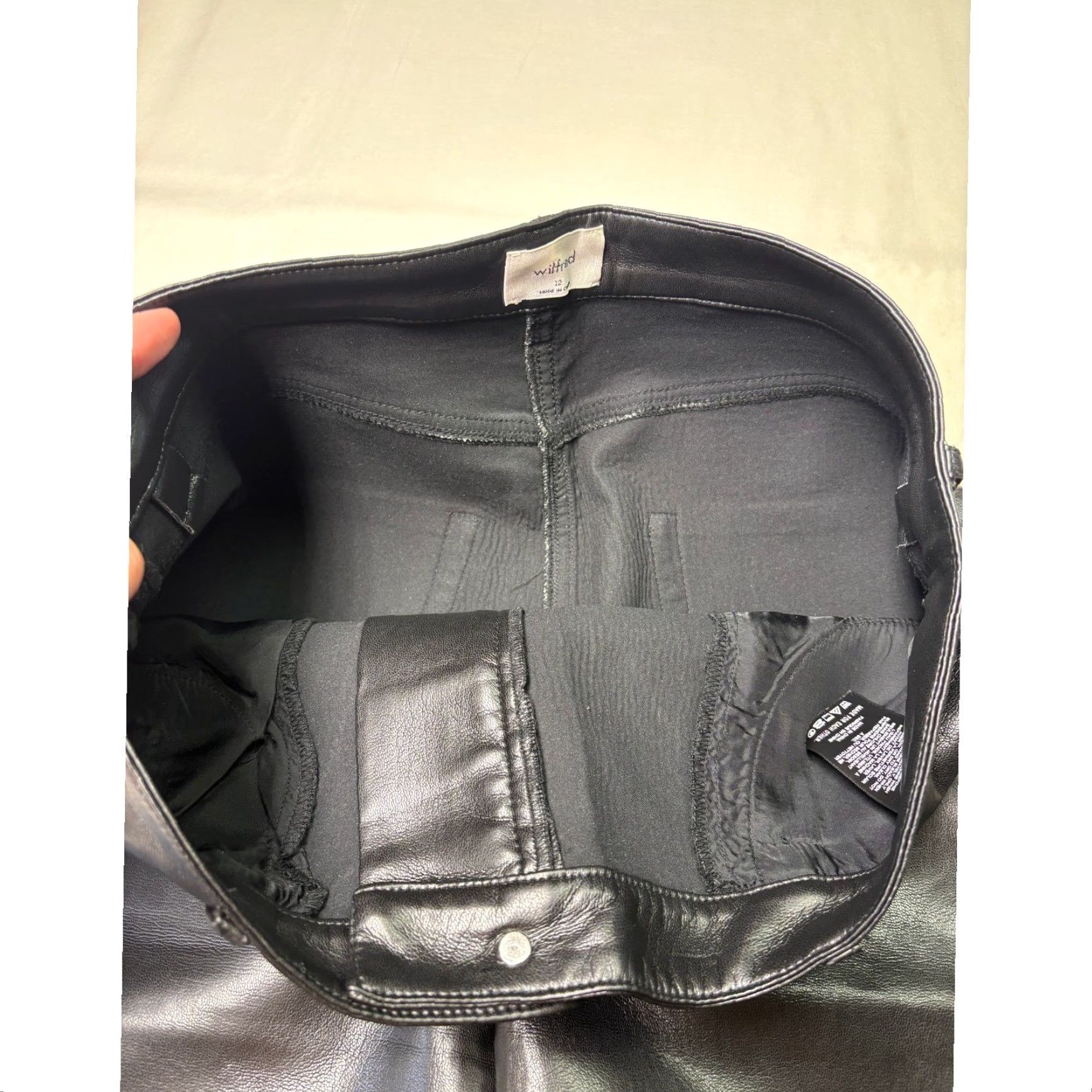 Vintage VINTAGE? Wilfred Aritzia Black Vegan Leather Pants Wide-Leg High Waisted 12 W32 L28 Women Dress Pants Pockets Zip Button Solid Black Modern Minimalist Size 34" / US 12 / IT 48 - 4 Thumbnail
