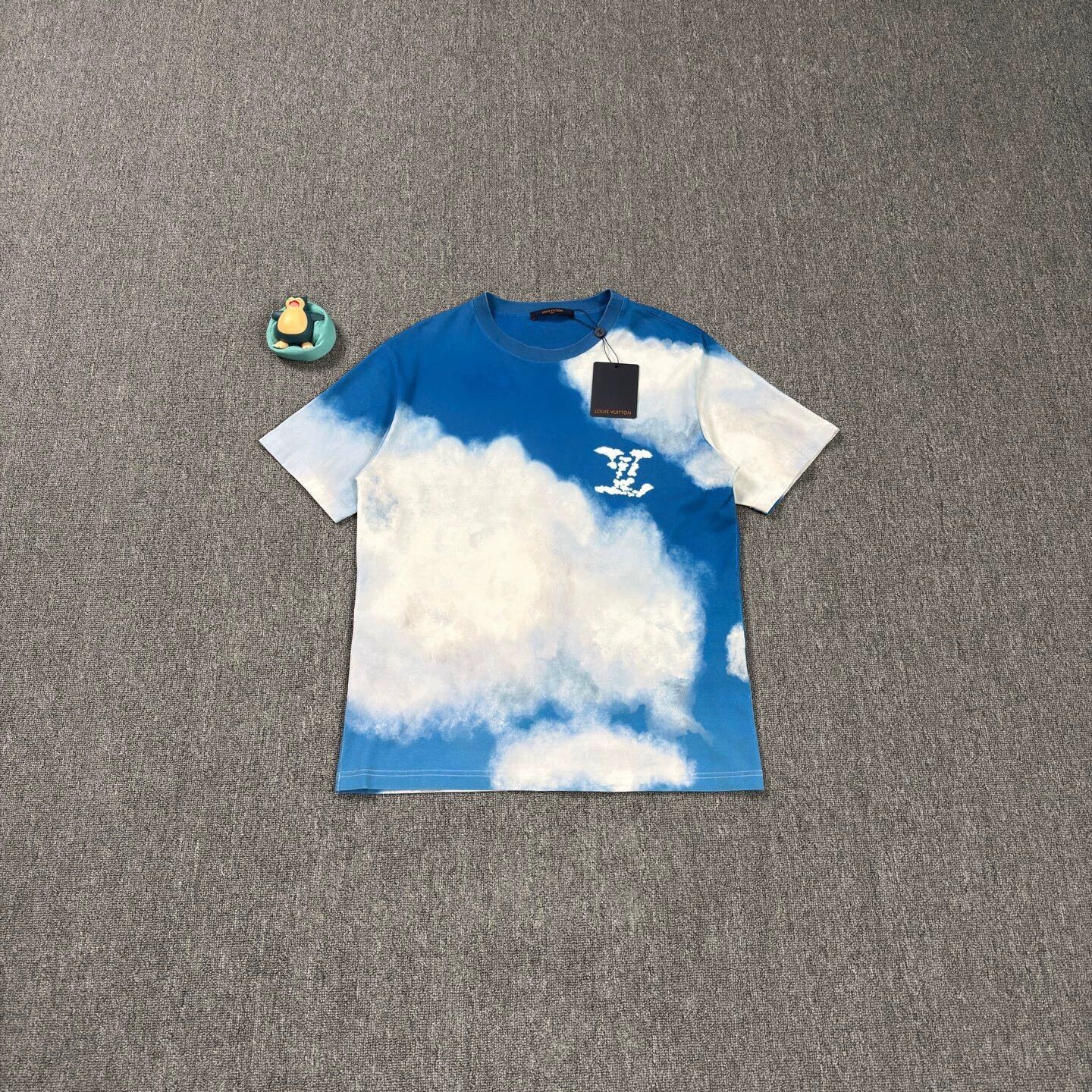 Louis Vuitton LV Blue Sky Cloud SS Tee L Size US L / EU 52-54 / 3 - 1 Thumbnail