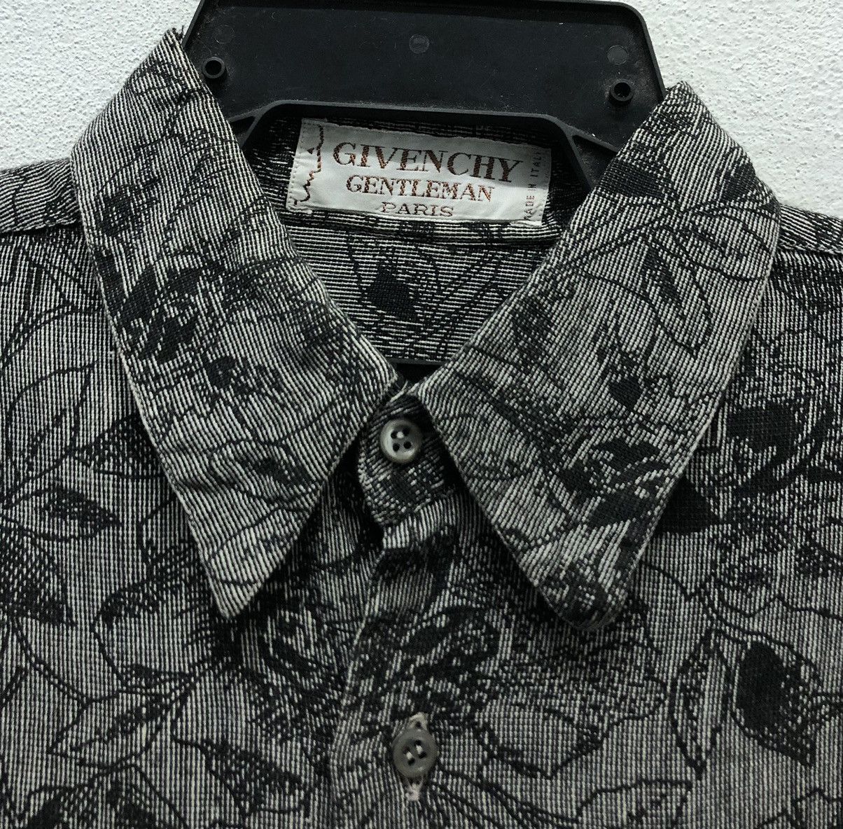 Givenchy Vintage Givenchy Gentlemen Paris Made In Italy Shirt Button Size US M / EU 48-50 / 2 - 3 Thumbnail