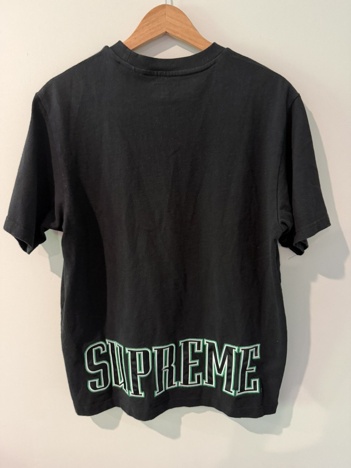 Supreme Supreme Back logo Black/Green appliqué T-Shirt. Size US S / EU 44-46 / 1 - 1 Thumbnail