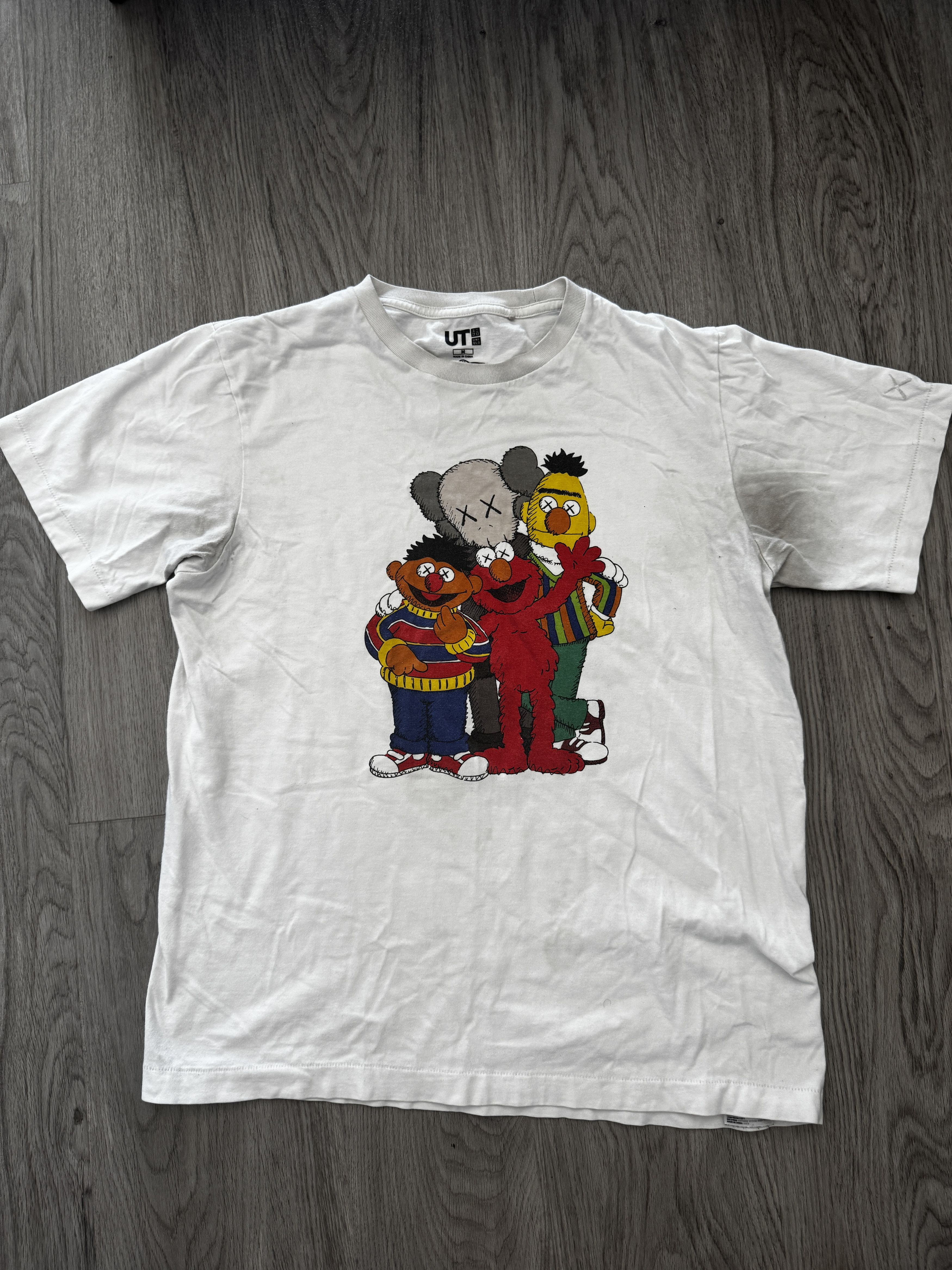 送料無料！KAWS x UNIQLO x セサミストリート TEE / SIZE: S Uniqlo Kaws x Sesame Street Collection UT Graphic Tee 2