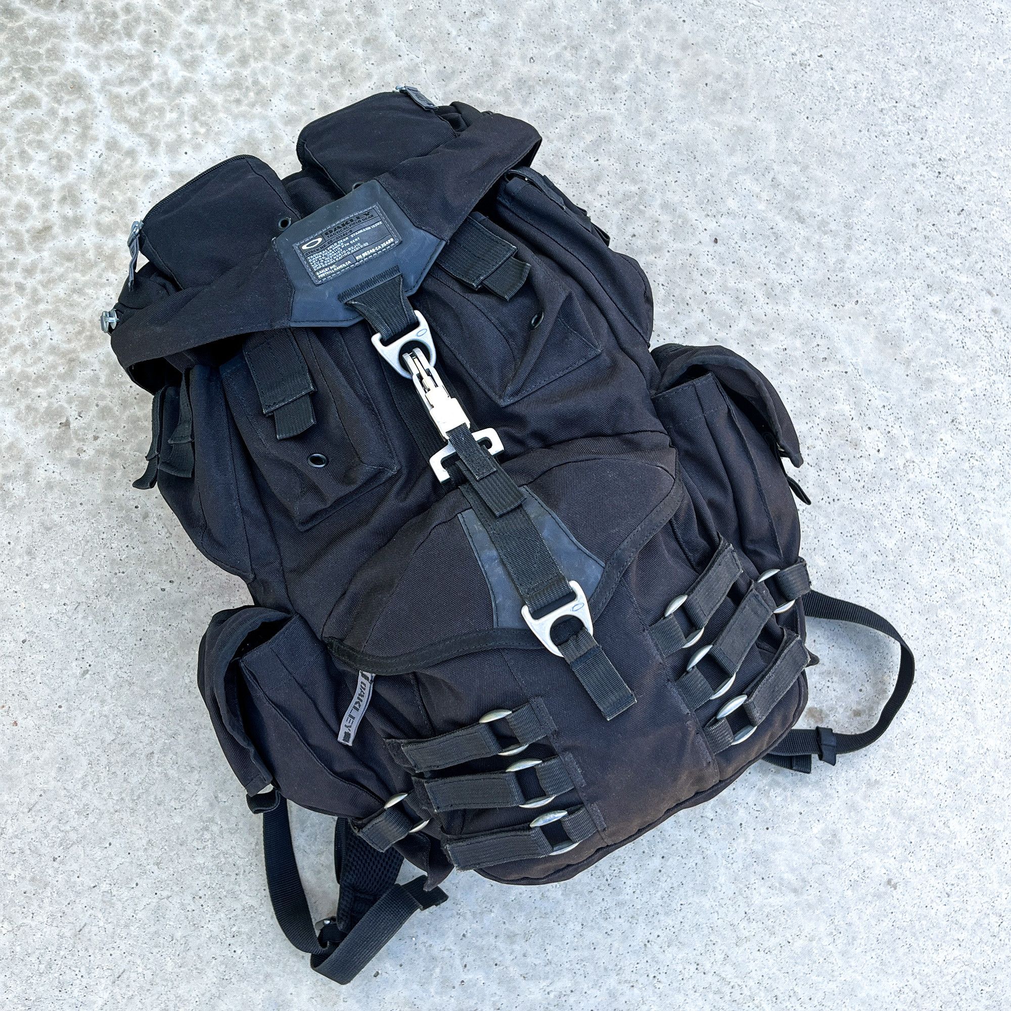 image of Oakley Ap 2.0 Backpack Bag Black Tactical Icon Mechanism, Men's