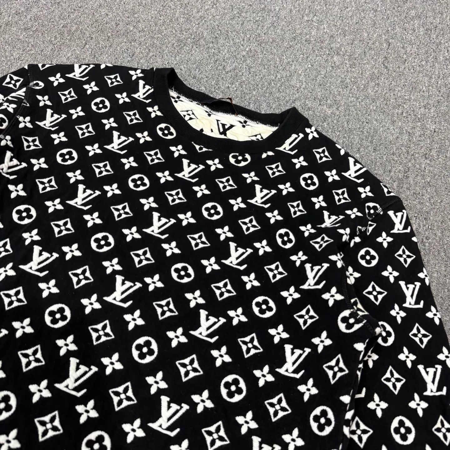 Louis Vuitton LV jacquard relief allover print sweatshirt S 95new Size US S / EU 44-46 / 1 - 3 Thumbnail