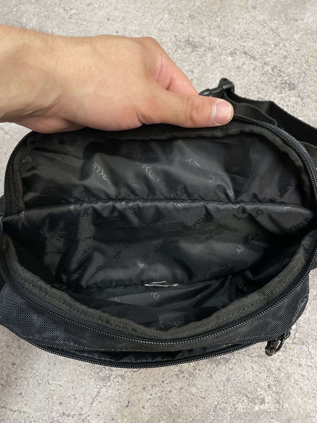 Vintage Vintage Oakley Y2K Sling Bag Messenger Bag Size ONE SIZE - 5 Thumbnail