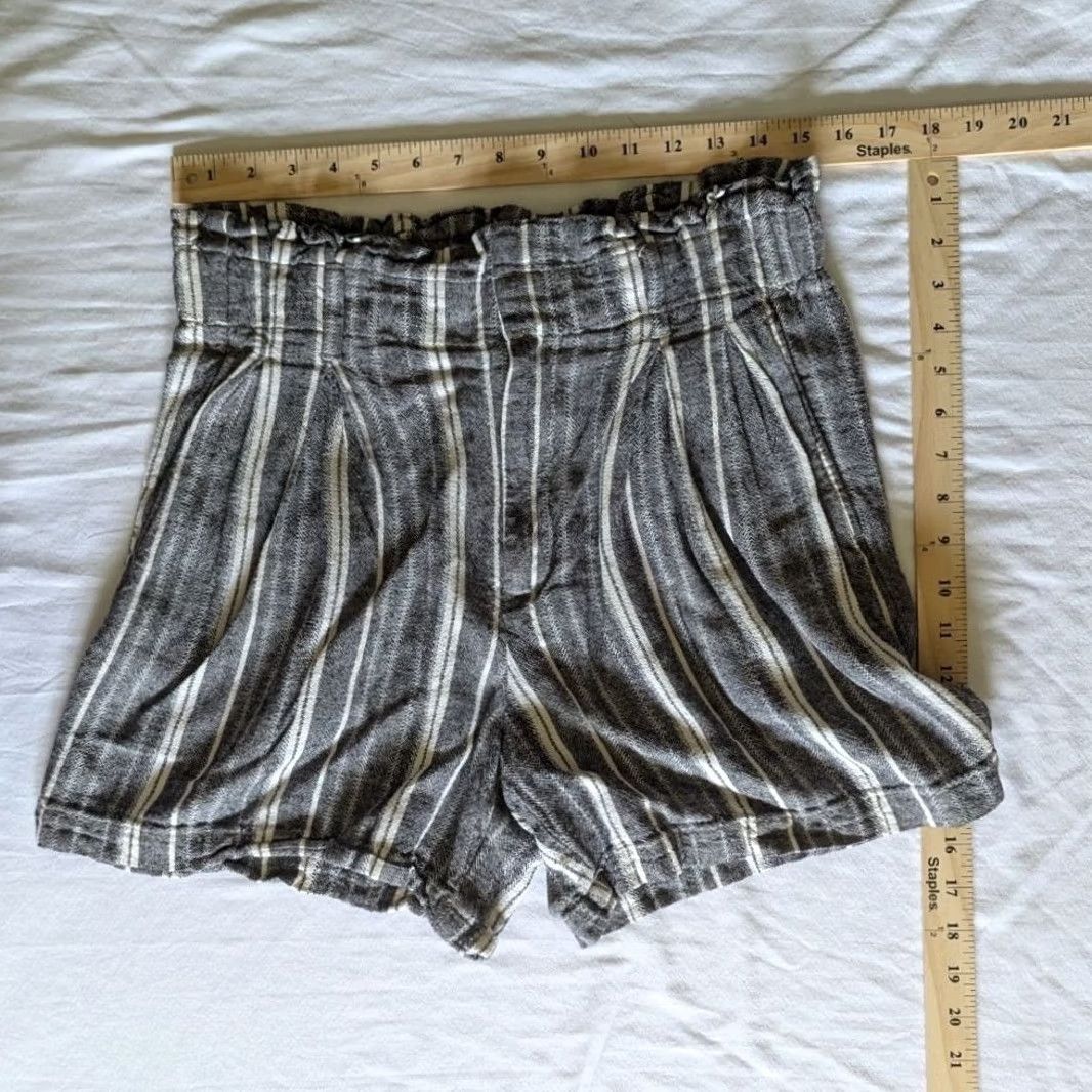 Banana Republic Banana Republic Grey White Striped Linen Blend Paperbag Waist Shorts Womens 6 Size 28" / US 6 / IT 42 - 2 Thumbnail