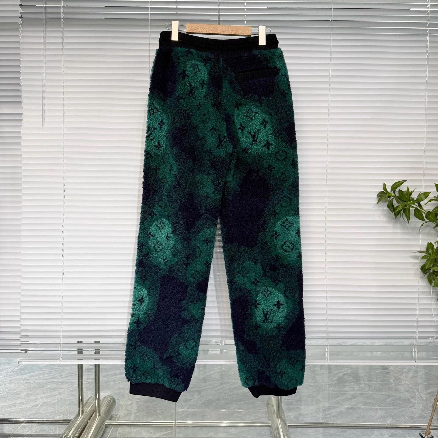 Louis Vuitton Louis Vuitton Casual Sweatpants Size US 29 - 2 Thumbnail