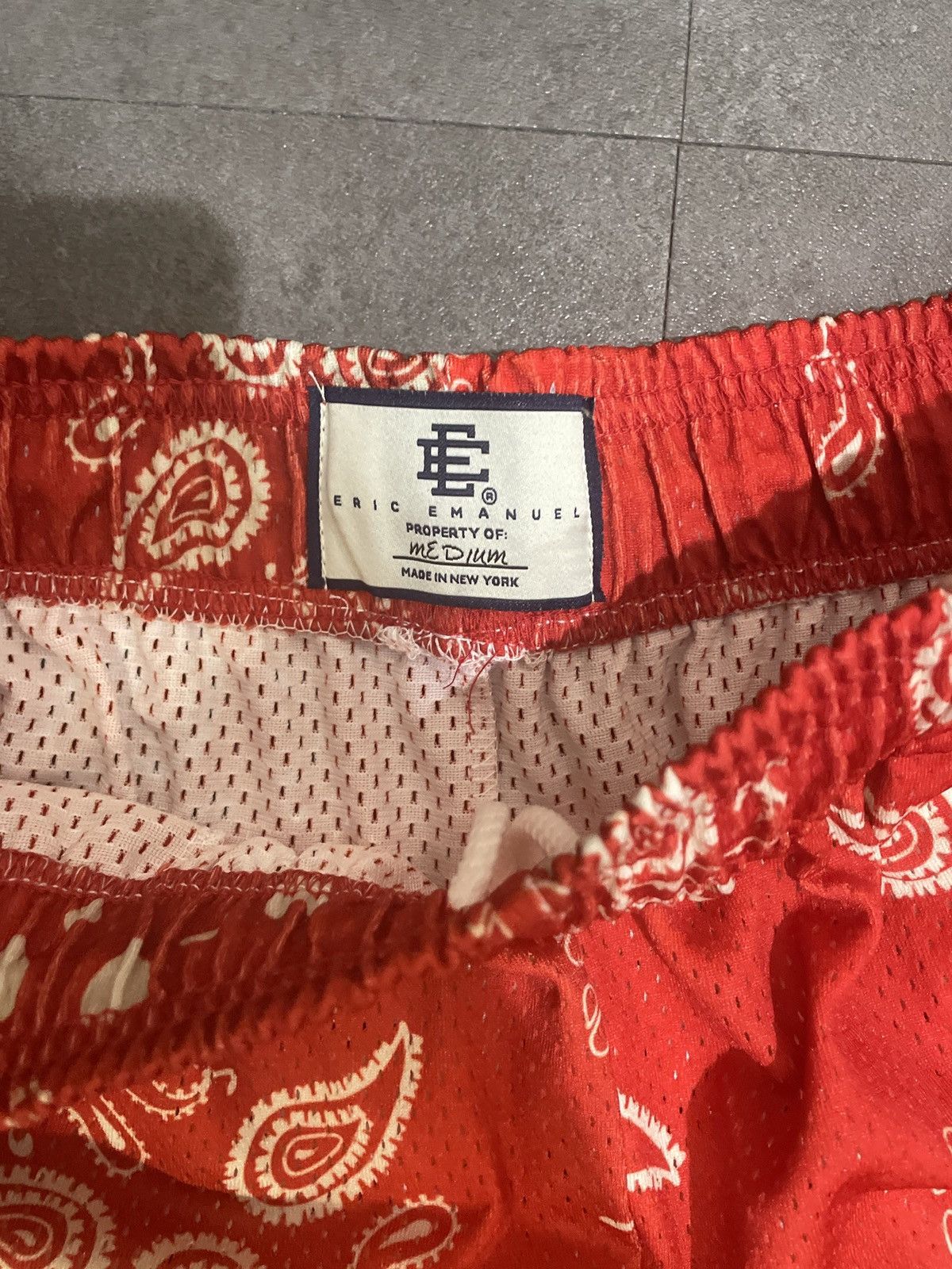 Eric Emanuel Eric Emanuel EE Basic Short red paisley (SS25) medium Size US 30 / EU 46 - 2 Thumbnail