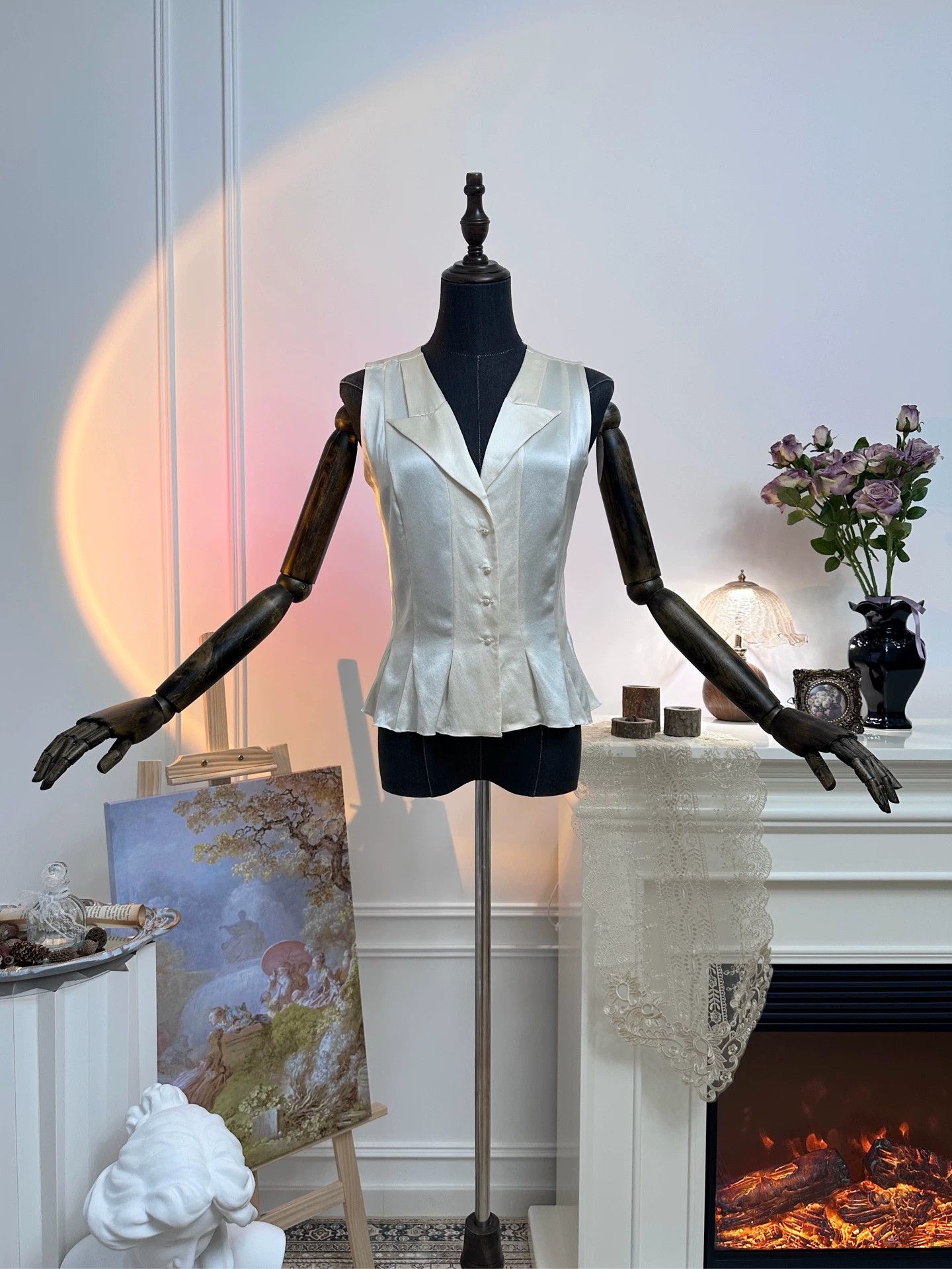 Chanel CHANEL Court V-neck slim sleeveless beige satin pearl top Size M / US 6-8 / IT 42-44 - 2 Thumbnail