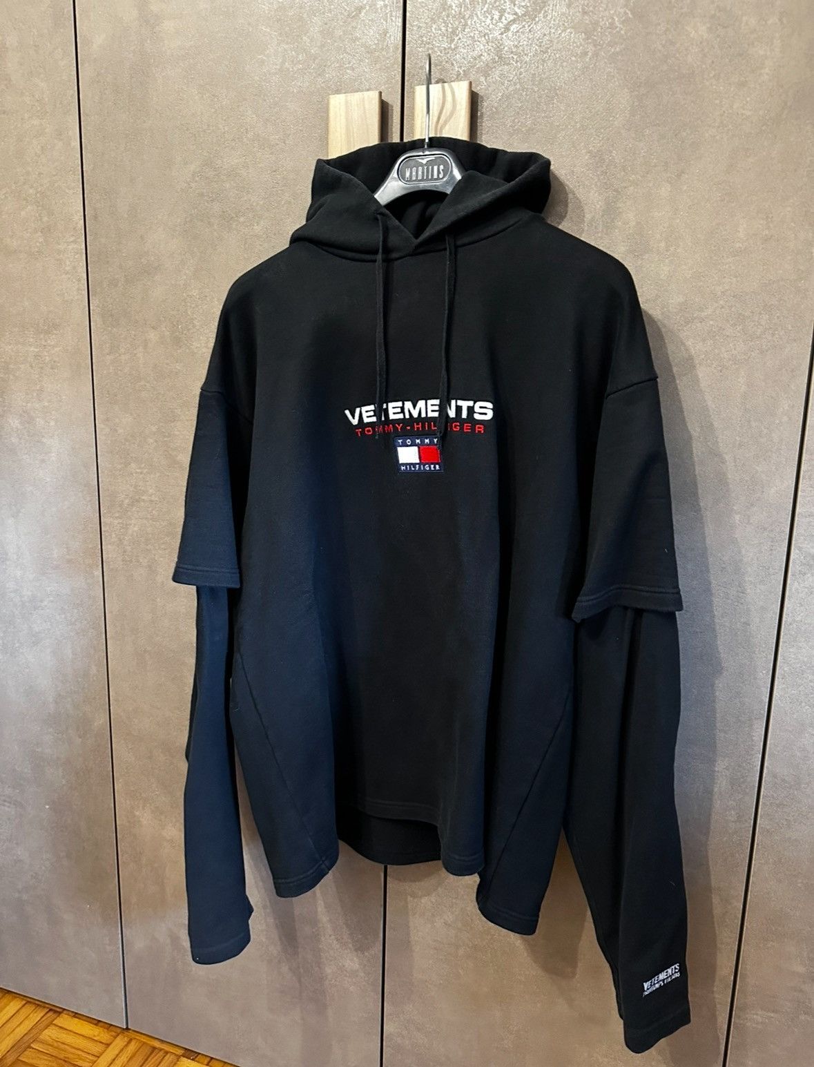 Tommy Hilfiger × Vetements Vetements x Tommy Hilfiger Double Sleeve Hoodie Black Size S Size US S / EU 44-46 / 1 - 2 Thumbnail