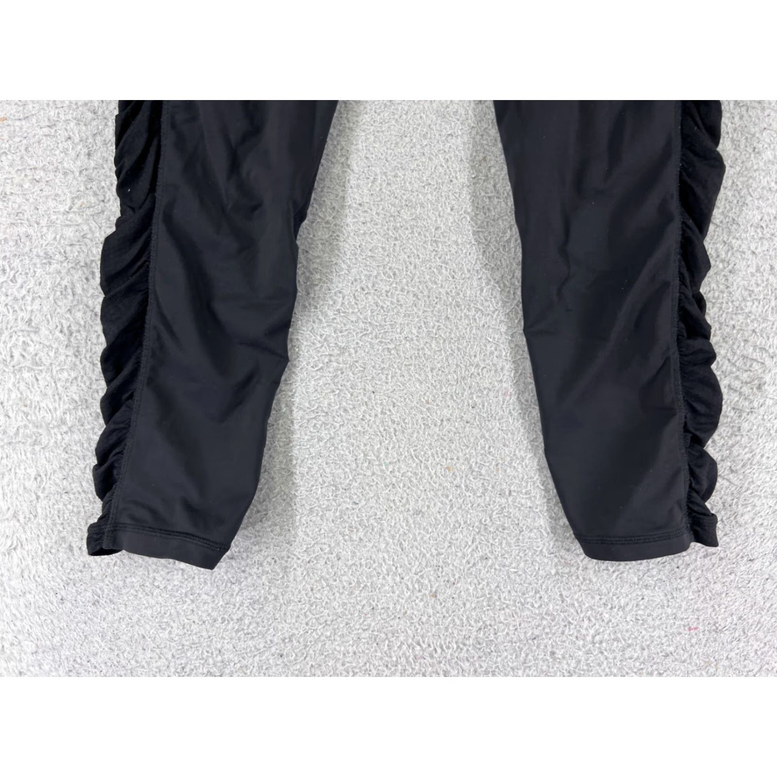 Lululemon Lululemon Leggings Capri Womens 6 Black Green Pockets Zip Pockets Slim Skinny Yoga Activewear 19in Inseam Size 28" / US 6 / IT 42 - 2 Thumbnail