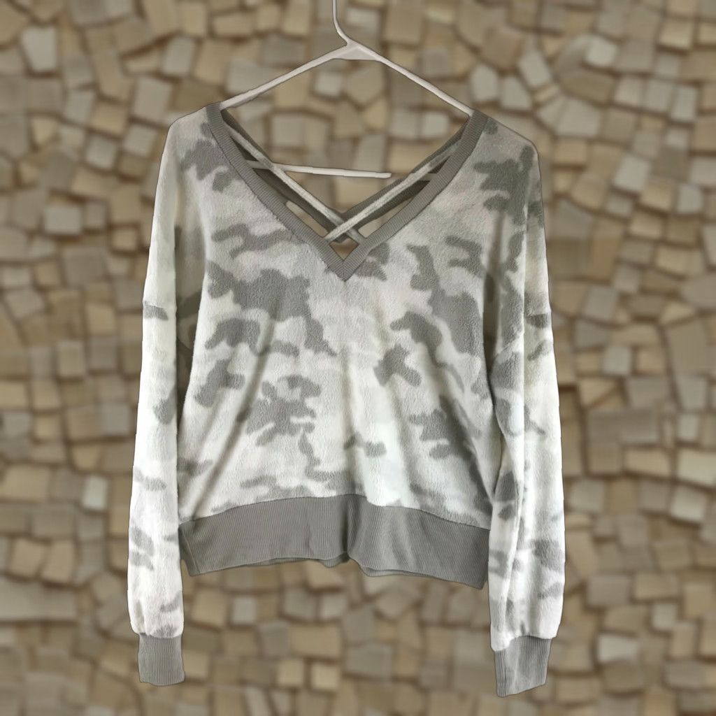 Vintage Derek Heart Camouflage Camo Fleece V-Neck Long Sleeve Women's Small Gray White Regular Fit Shirt Size S / US 4 / IT 40 - 1 Thumbnail