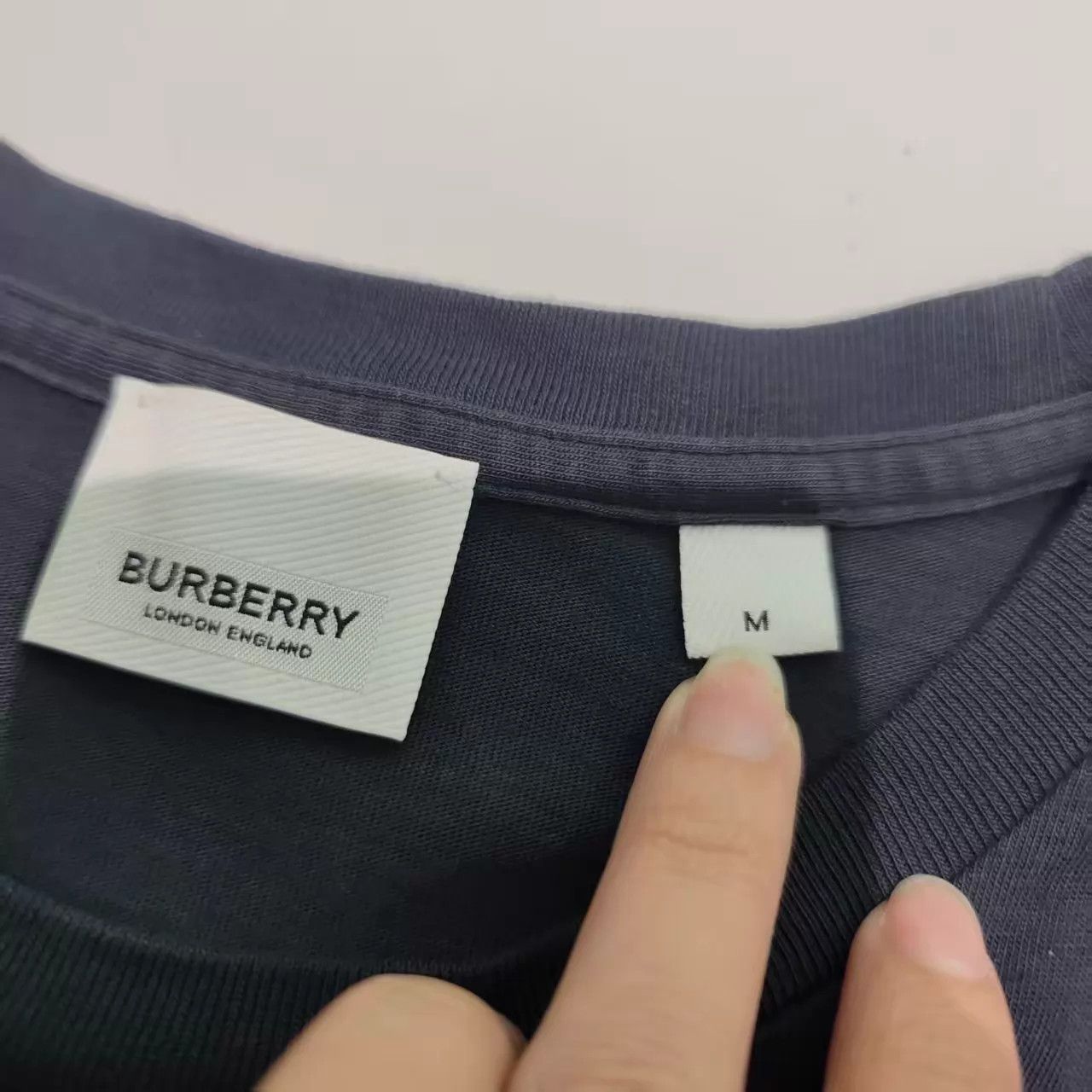 Burberry bbr Burberry women's M short sleeve Size M / US 6-8 / IT 42-44 - 3 Thumbnail