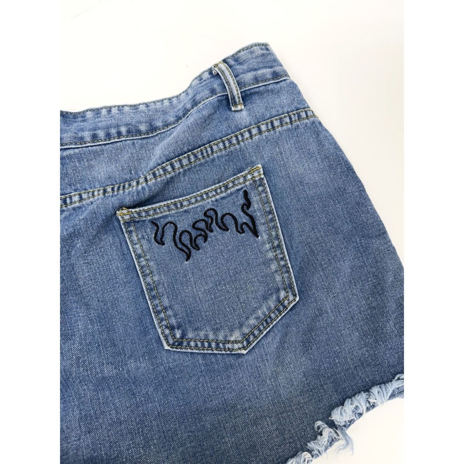 Shein SheIn Womens Jean Shorts Size 3XL Denim Cutoff Flame Stitched Pocket Denim Shorts 3XL Women’s Casual Shorts Flamed Pocket Size 40" / US 18 - 6 Thumbnail