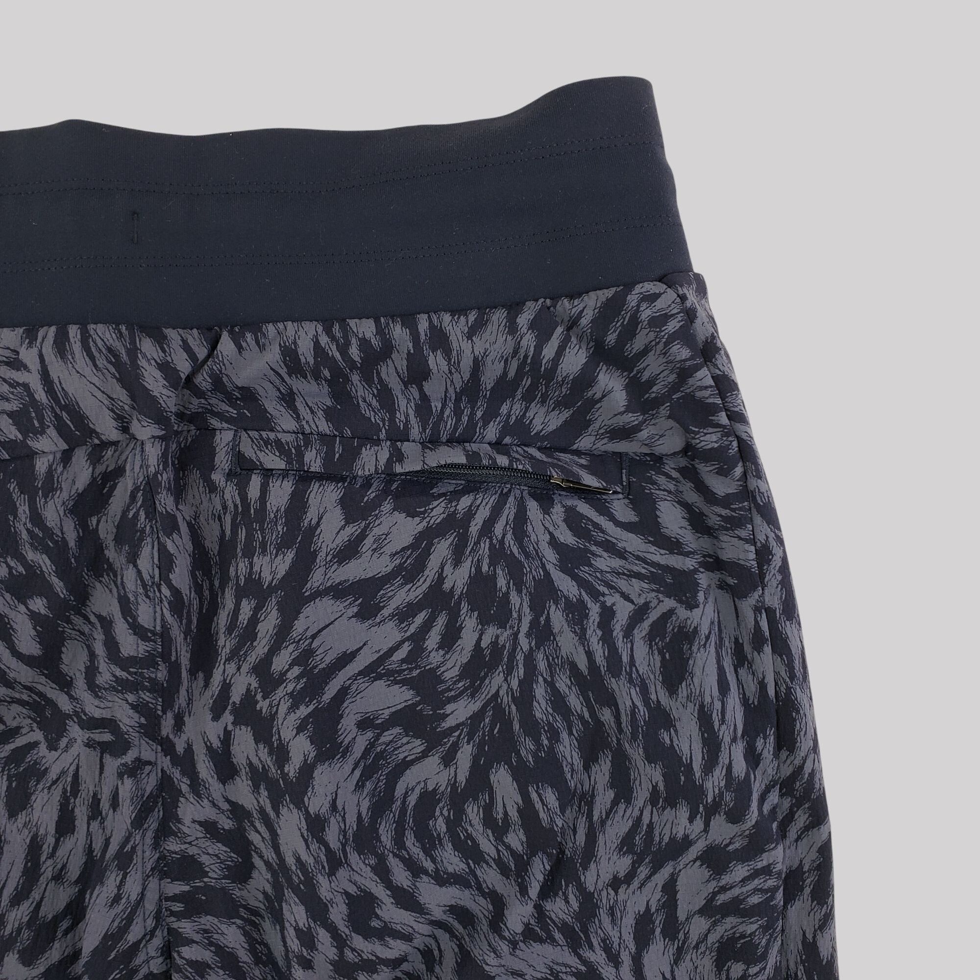 Athleta Athleta Trekkie North Printed Crop 23" Joggers Size 6 Size 28" / US 6 / IT 42 - 5 Thumbnail