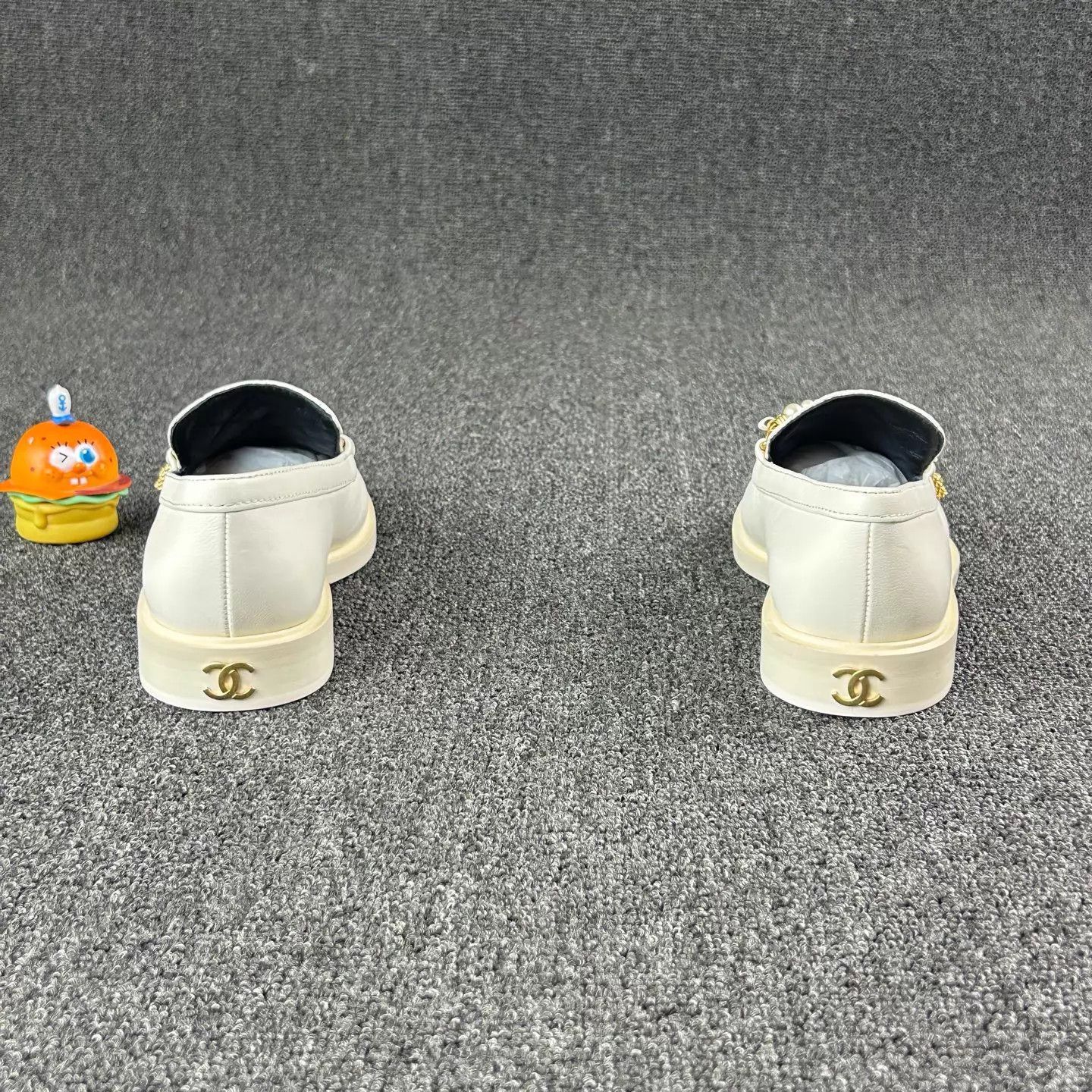 Chanel CHANEL White Pearl CC Lock Chain Loafer 36.5 Size US 6 / IT 36 - 5 Thumbnail