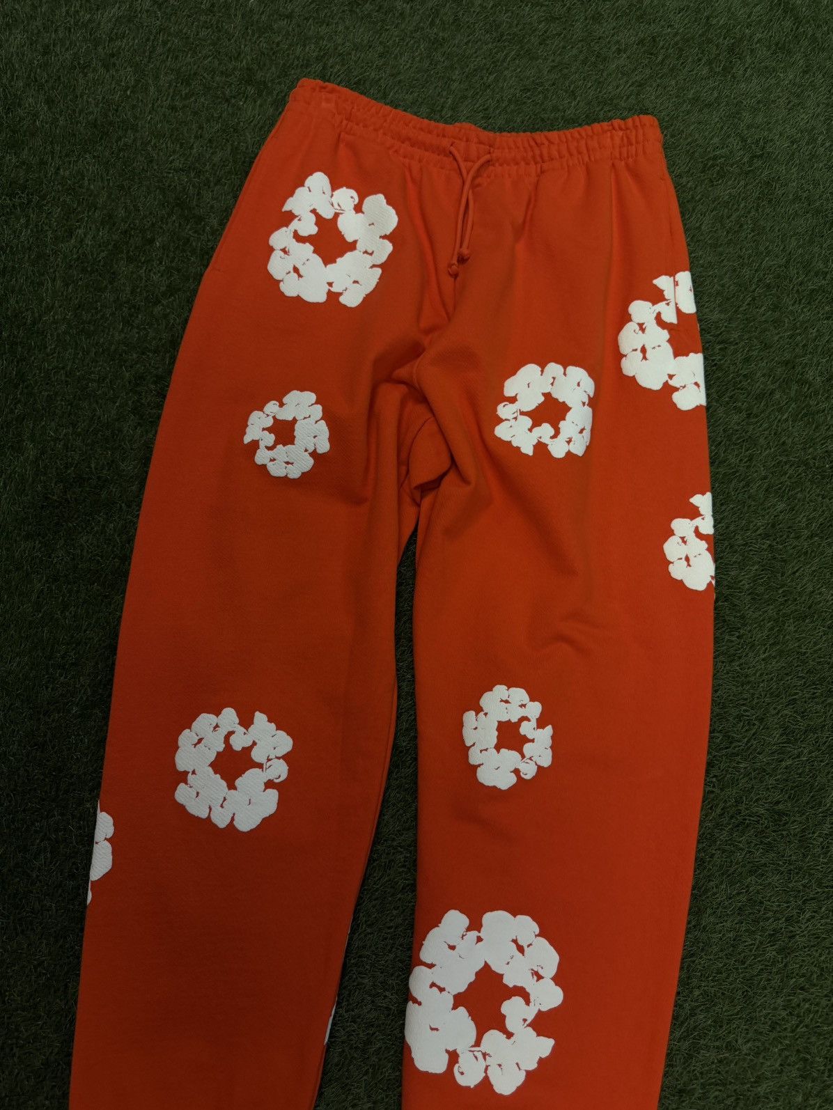 DENIM TEARS Denim Tears Cotton Wreath Sweatpants Size Large (NEW) Size US 33 - 3 Thumbnail
