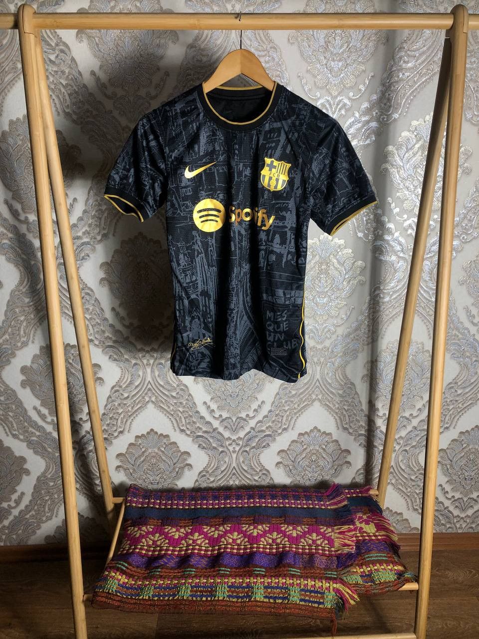 Vintage VERY RARE NIKE FC BARCELONA SPAIN SOCCER JERSEY RETRO Y2K Size US S / EU 44-46 / 1 - 1 Thumbnail