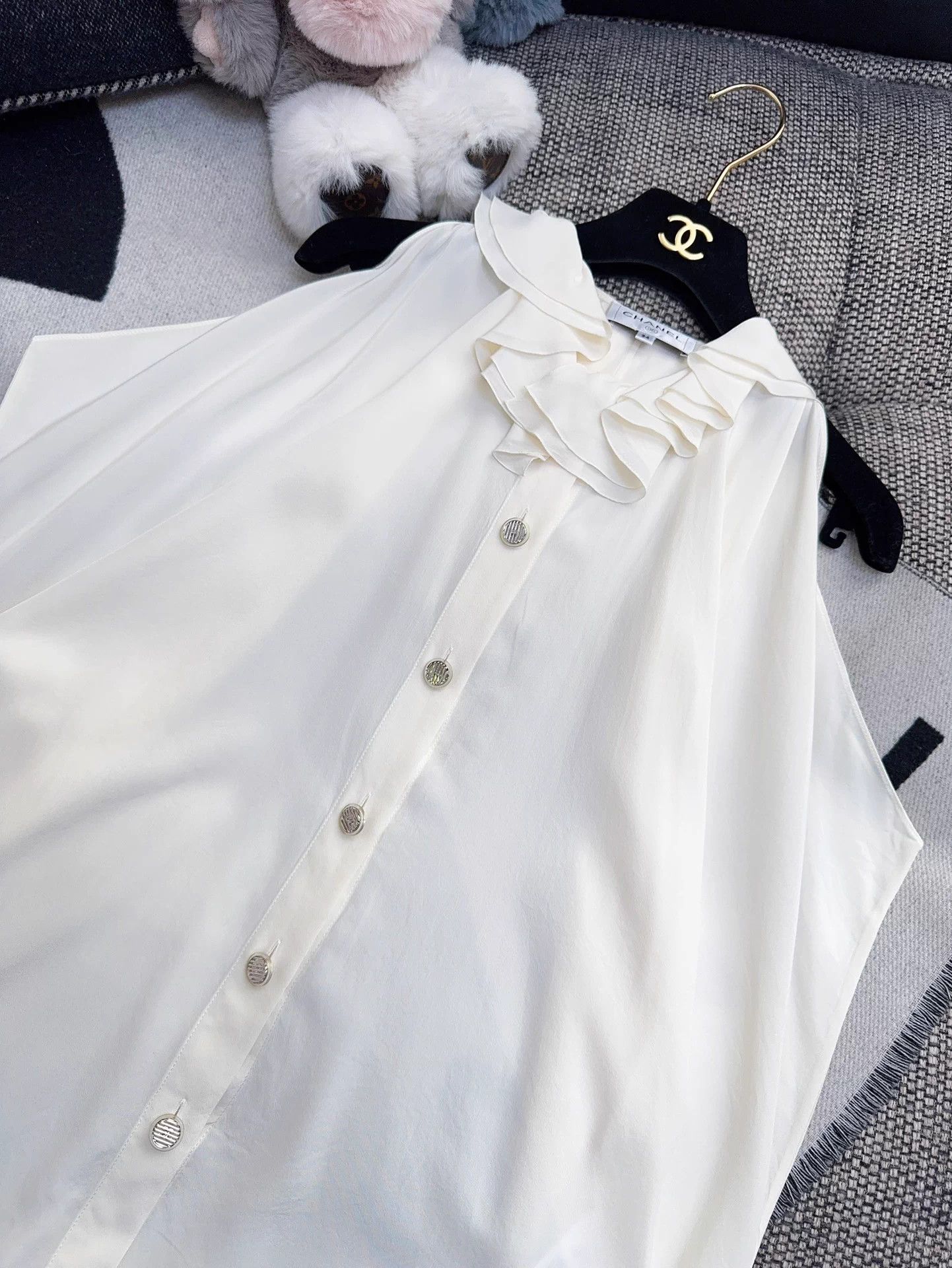 Chanel Chanel 17SS Cream Off-shoulder Ruffle Silk Blouse 34 Size XS / US 0-2 / IT 36-38 - 9 Thumbnail