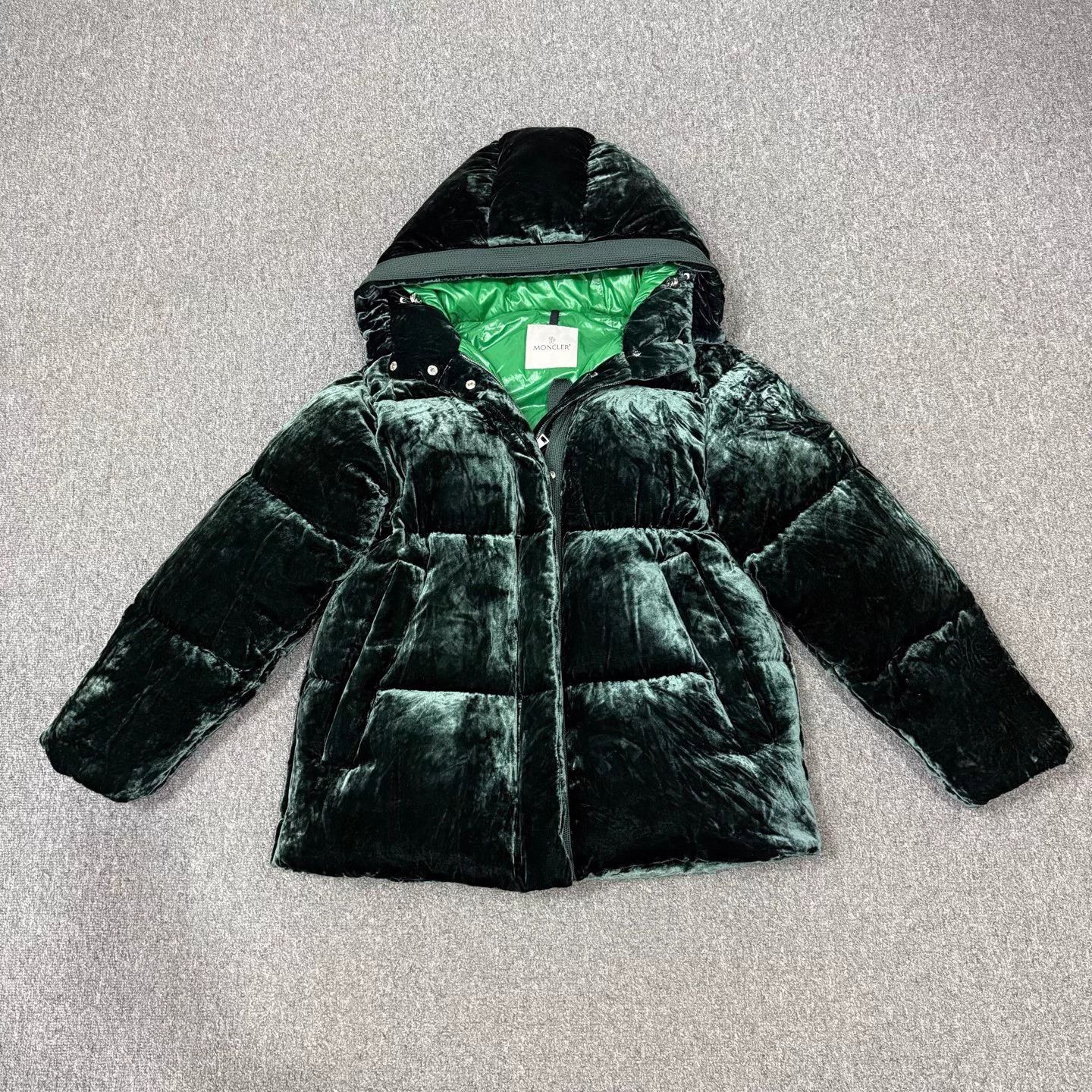 Moncler Moncler black green velvet down coat 1 like new Size S / US 4 / IT 40 - 1 Thumbnail
