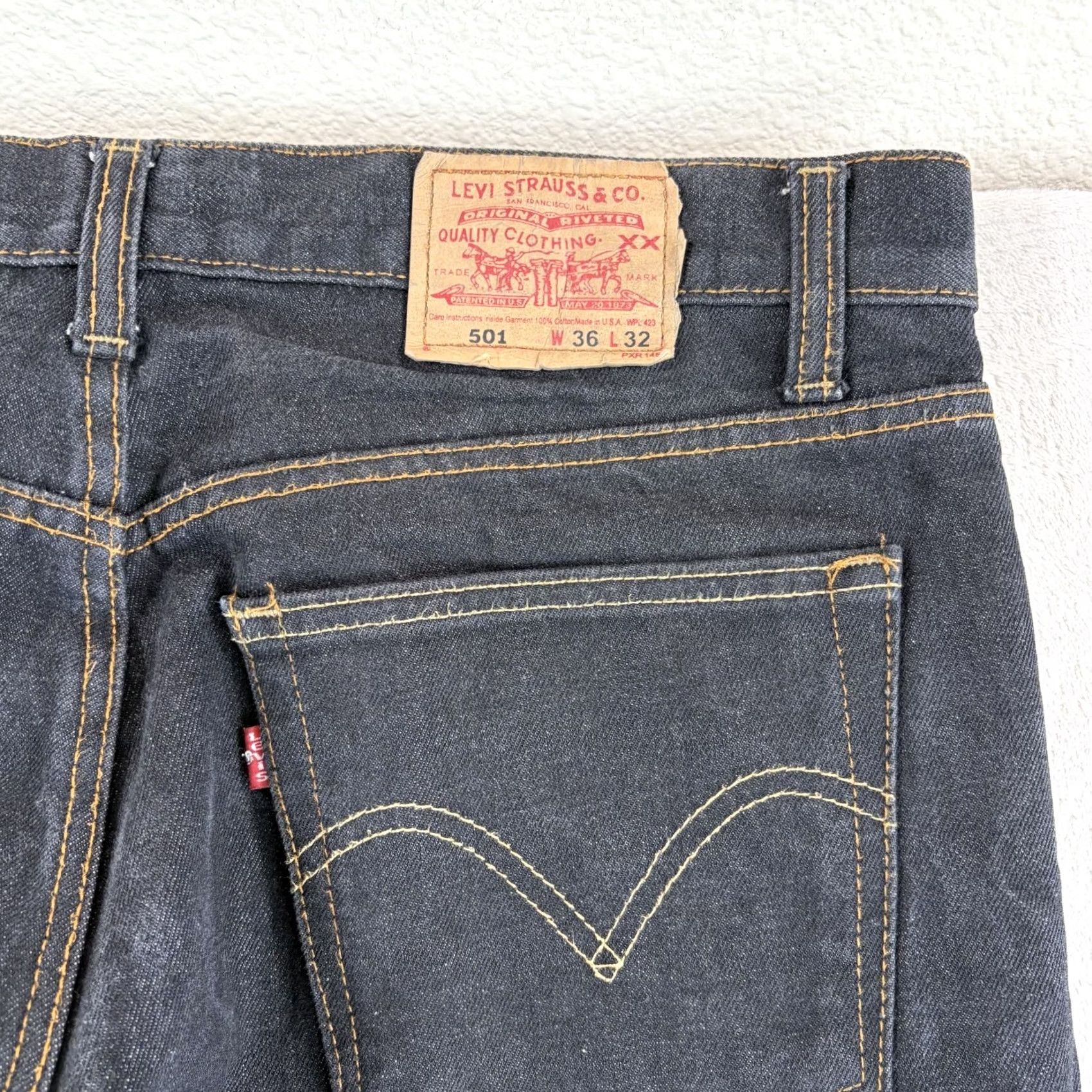 Levi's VINTAGE Levi 501 Jeans Button Fly Den im Black Denim USA Men 36x34 36x32 Regular Fit Straight 5-Pocket USA Theme Woman Size US 36 / EU 52 - 3 Thumbnail