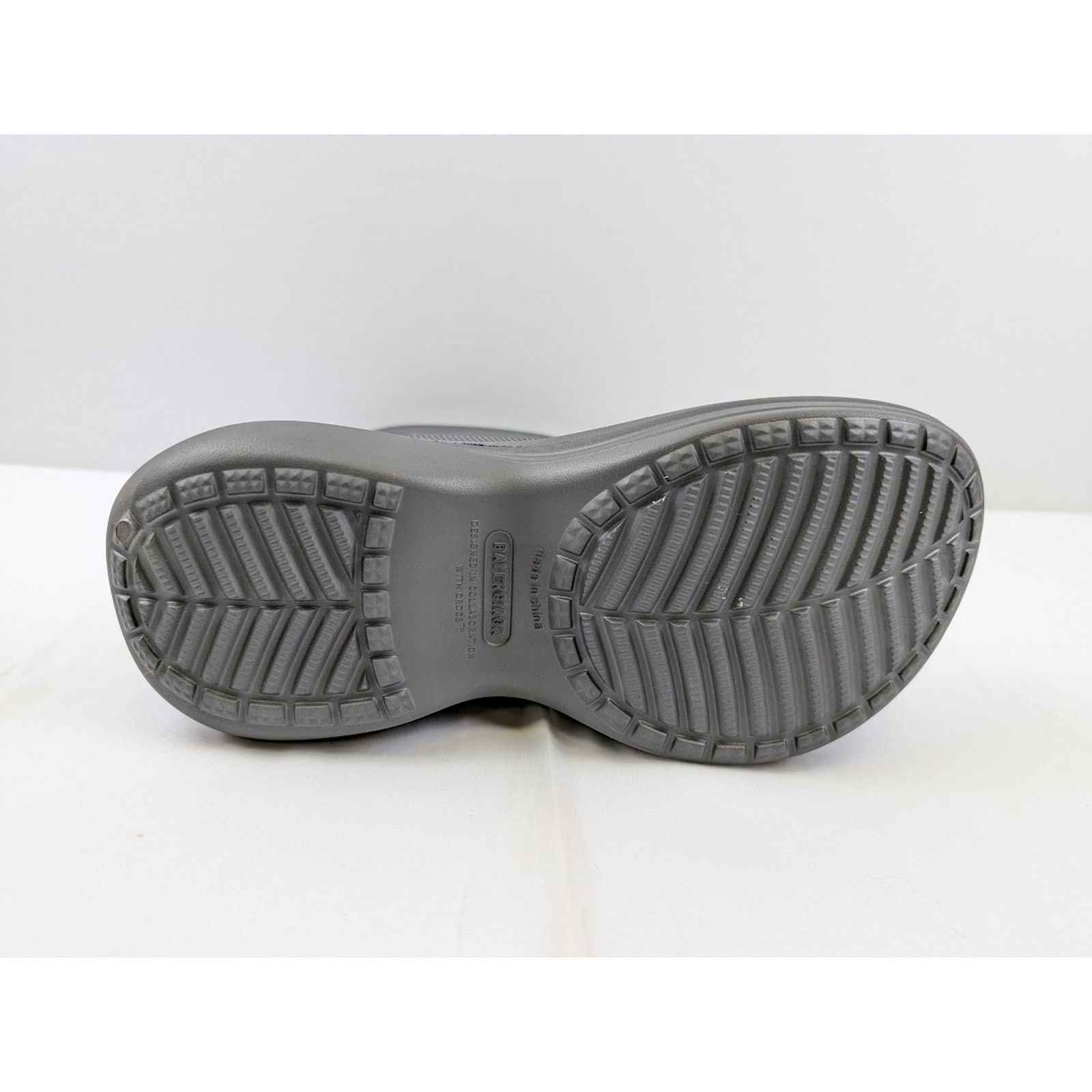 Balenciaga o1rshd1 Crocs Rubber Boots in Grafite Size US 10 / EU 43 - 15 Thumbnail