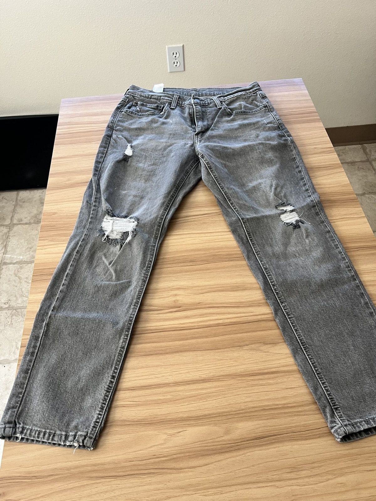 Levi's Levis Distressed Denim Jeans. 33x30 Size US 33 - 1 Thumbnail