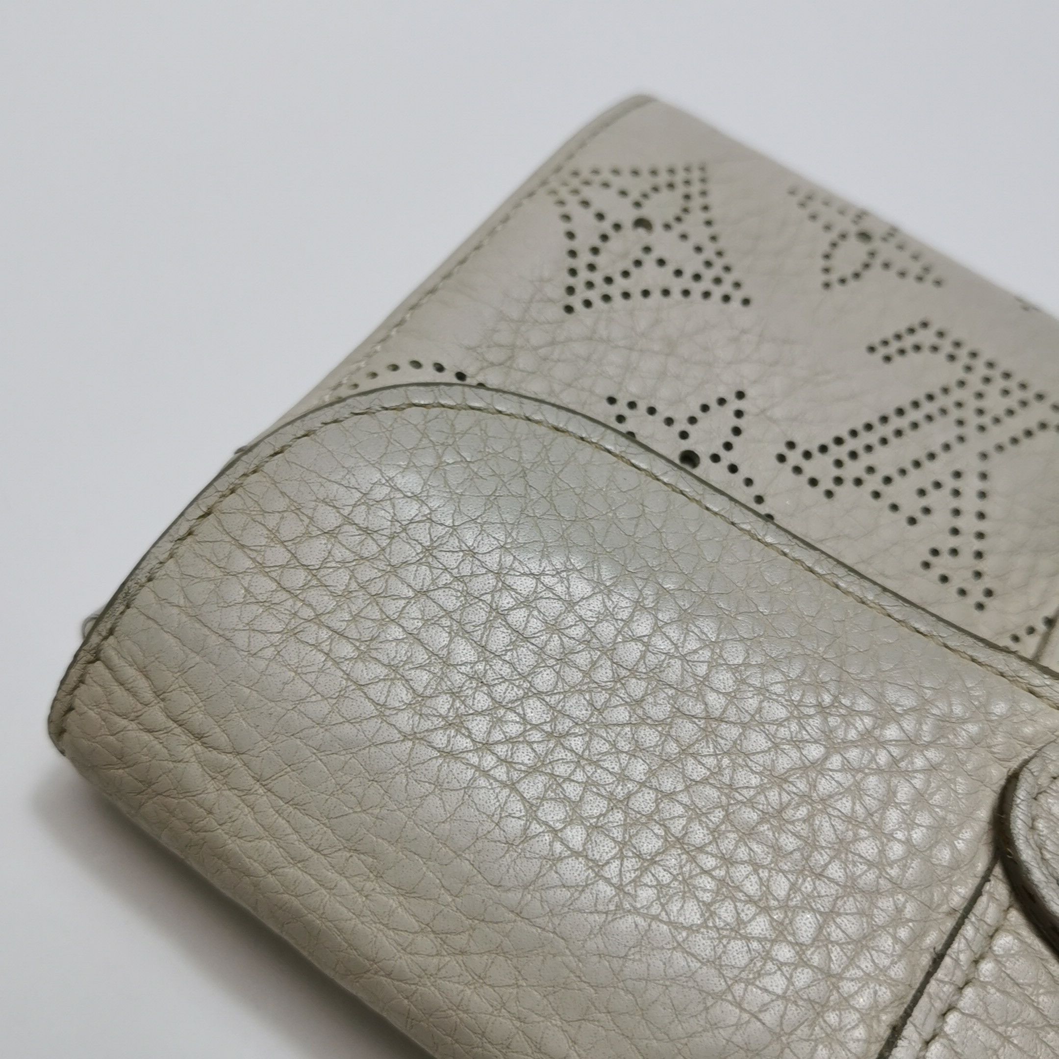 Louis Vuitton Louis Vuitton (LV) Mahina leather hollow monogram wallet -y Size ONE SIZE - 2 Thumbnail