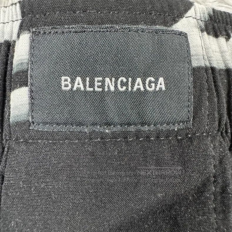 Balenciaga Balenciaga Alphabet print bullet screen logo beach shorts Size US 36 / EU 52 - 3 Thumbnail