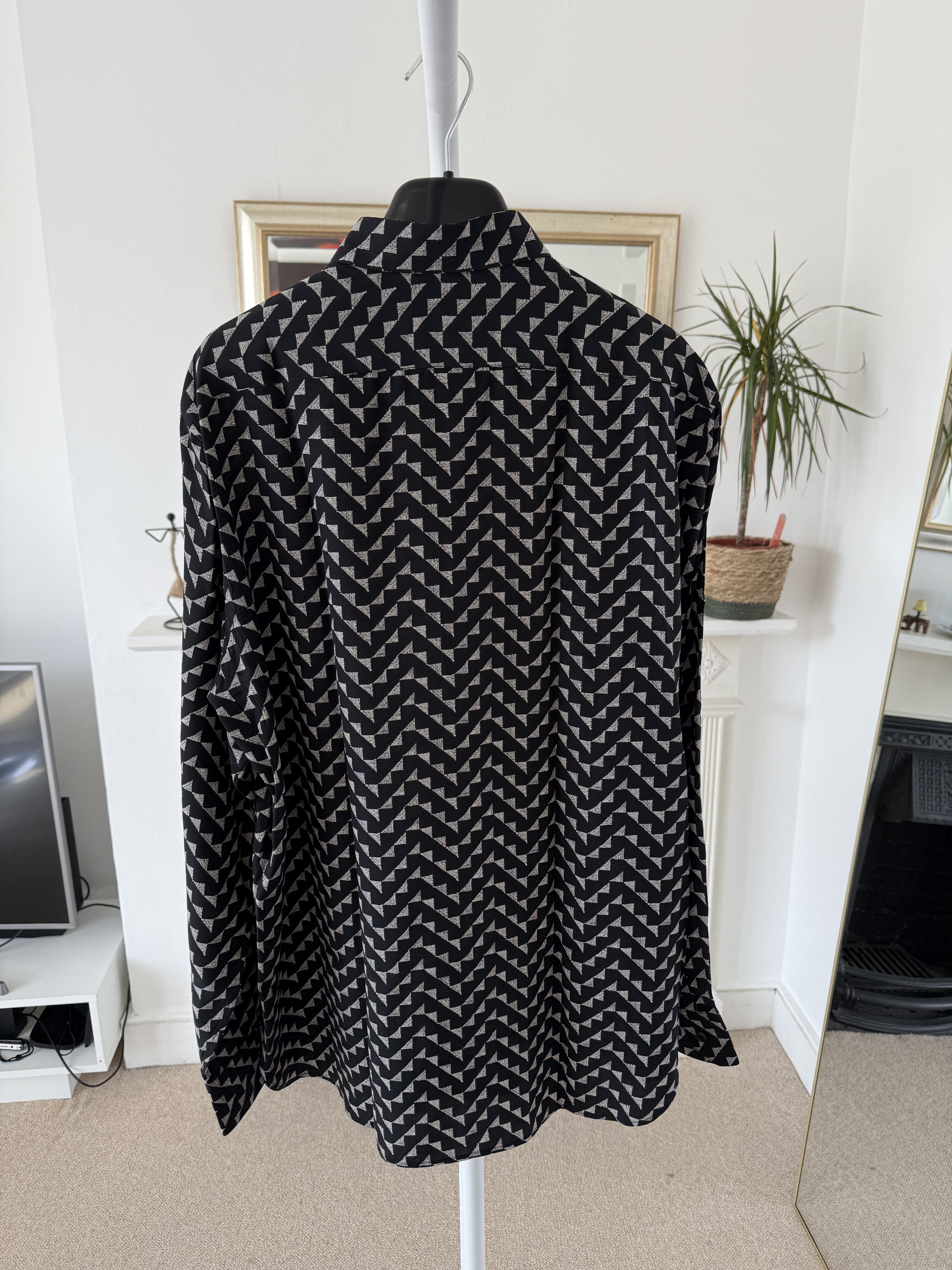 Saint Laurent Paris Saint Laurent Silk Silver Triangle Shirt Size US XL / EU 56 / 4 - 6 Thumbnail