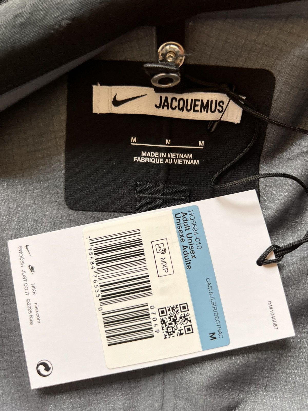 Jacquemus × Nike M Nike x Jacquemus GORE-TEX Jacket 2-in-1 Black bomber shell Size US M / EU 48-50 / 2 - 18 Thumbnail