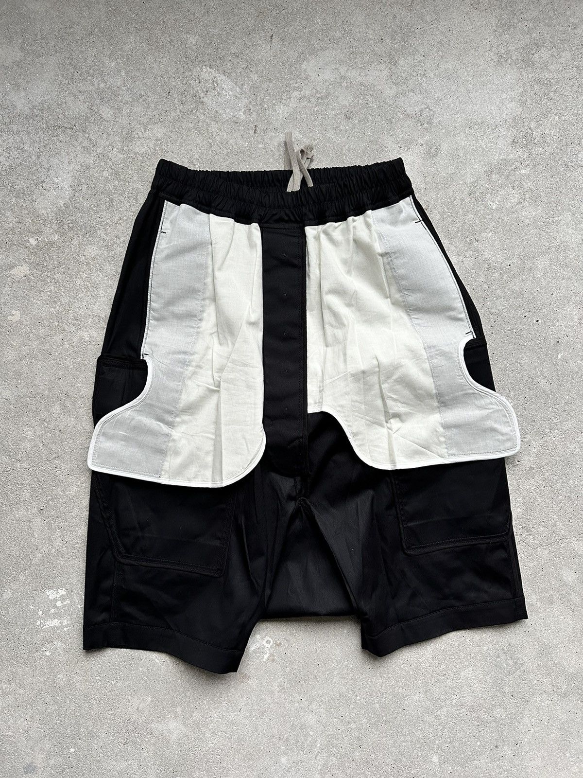 Rick Owens RARE SIZE RICK OWENS CARGO SHORTS Size US 28 / EU 44 - 16 Thumbnail