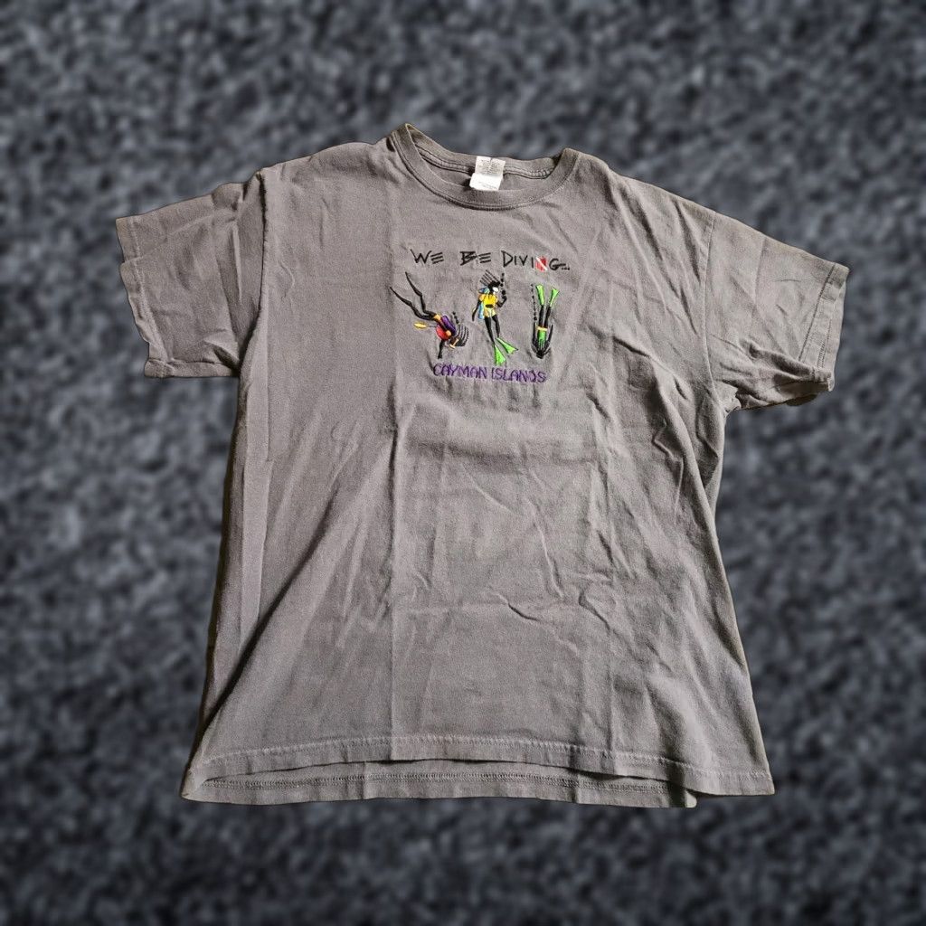 Gildan VINTAGE Gildan T-Shirt Mens L We Be Diving Cayman Islands Embroidered Travel Souvenir Gray Cotton Short Sleeve Crew Neck Beach 90s? Size US L / EU 52-54 / 3 - 1 Thumbnail