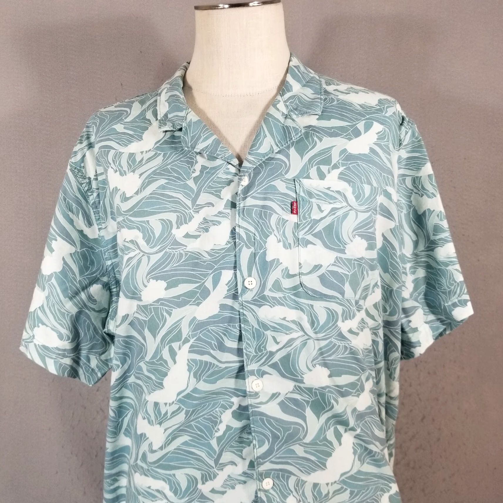 Levi's Hawaiian Shirt Men 2XL Blue Floral Short Sleeve Button-Up Shirt Knit Cotton Polyester Casual Travel