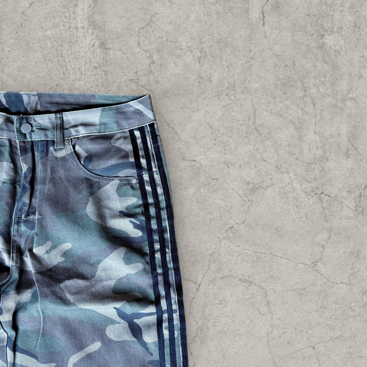 Japanese Brand Cool wide skater Japanese style jeans in khaki camo. Size L Size US 34 / EU 50 - 5 Thumbnail