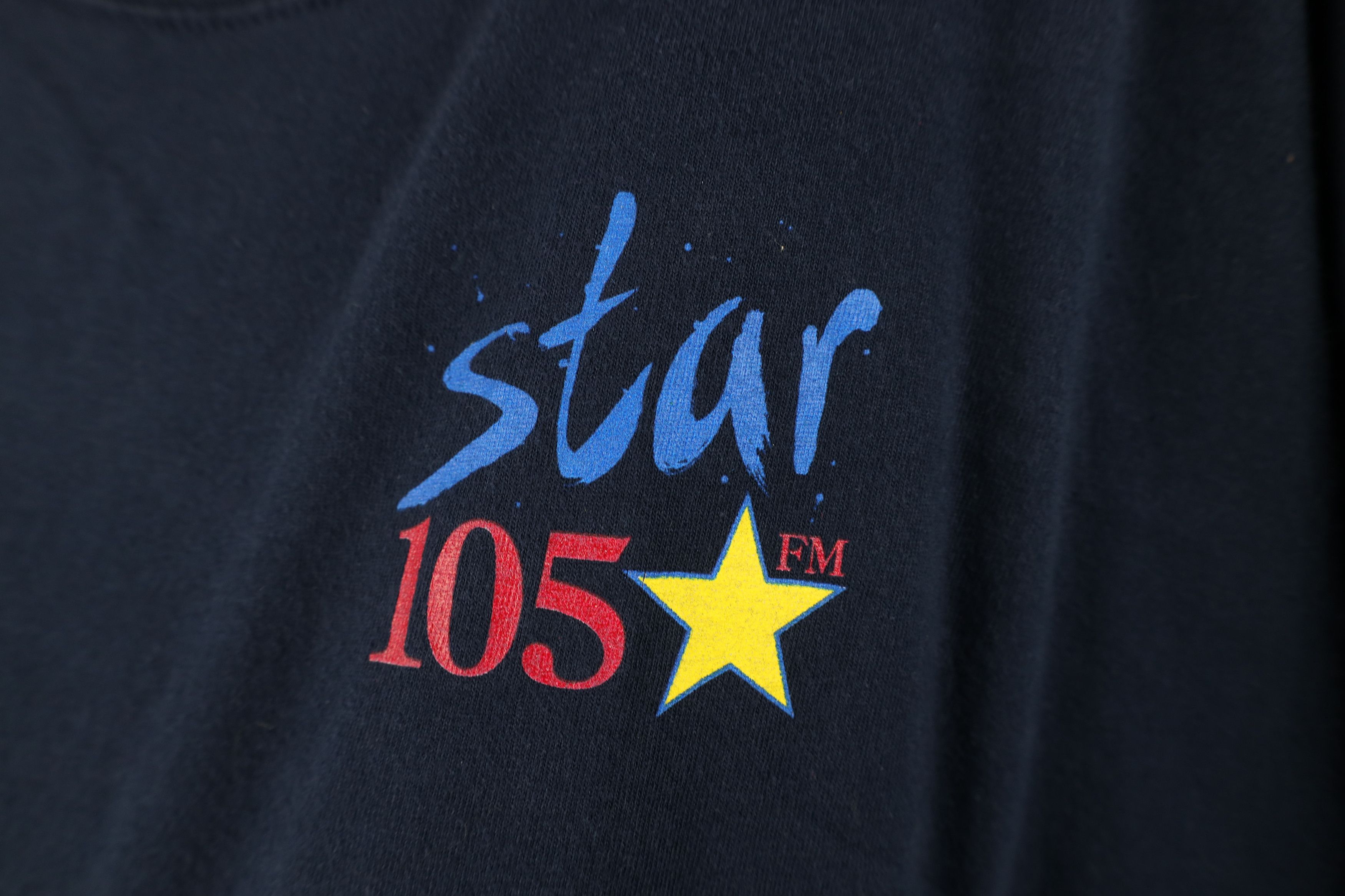 Vintage Vintage 90s Y2K 105 FM Radio Short Sleeve T-Shirt Navy Blue Size US XL / EU 56 / 4 - 4 Thumbnail