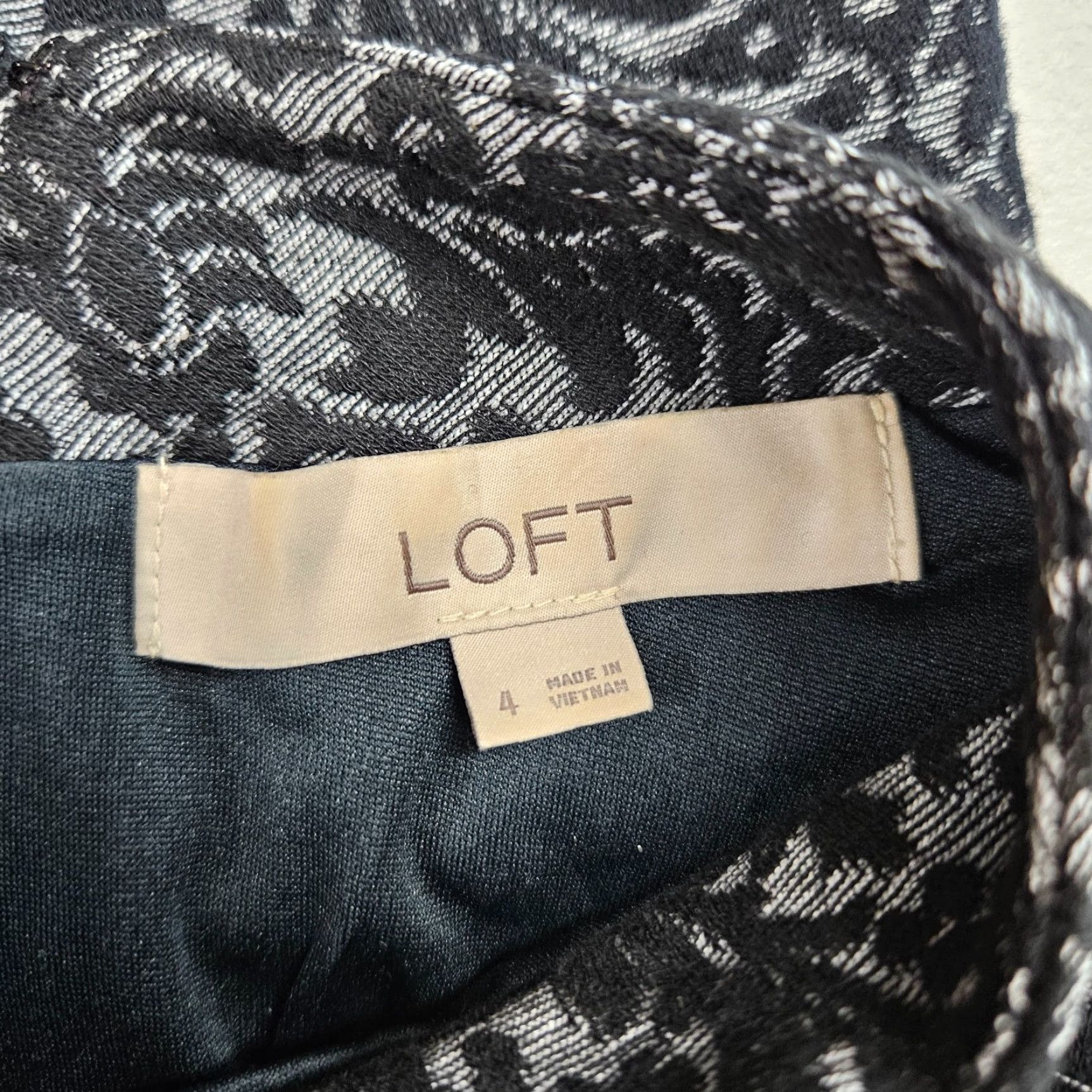 Loft LOFT Ann Taylor Womens Dress 4 Black Brocade Bell Sleeve Short Sleeve Fit & Flare Adult Womens 90s? Size S / US 4 / IT 40 - 6 Thumbnail